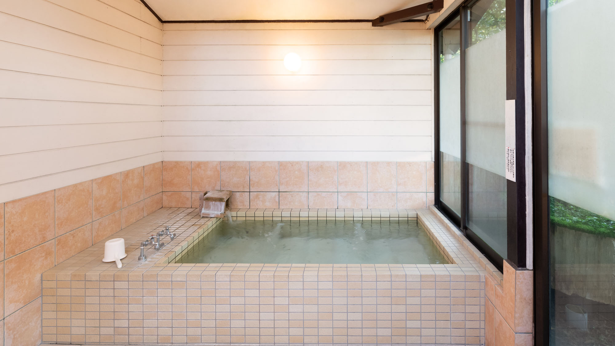 貸切大浴場は4月～11月まで無料でご利用いただけます。