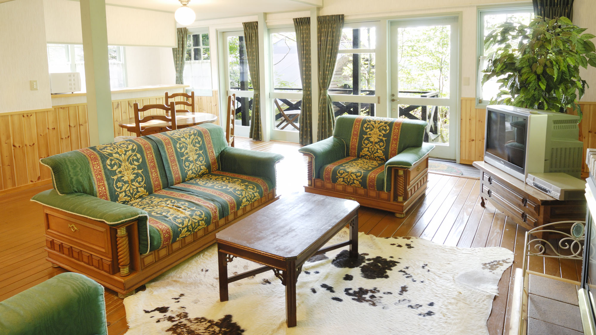 【リミテッド-2～4名様用コテージ】客室内（リビング）