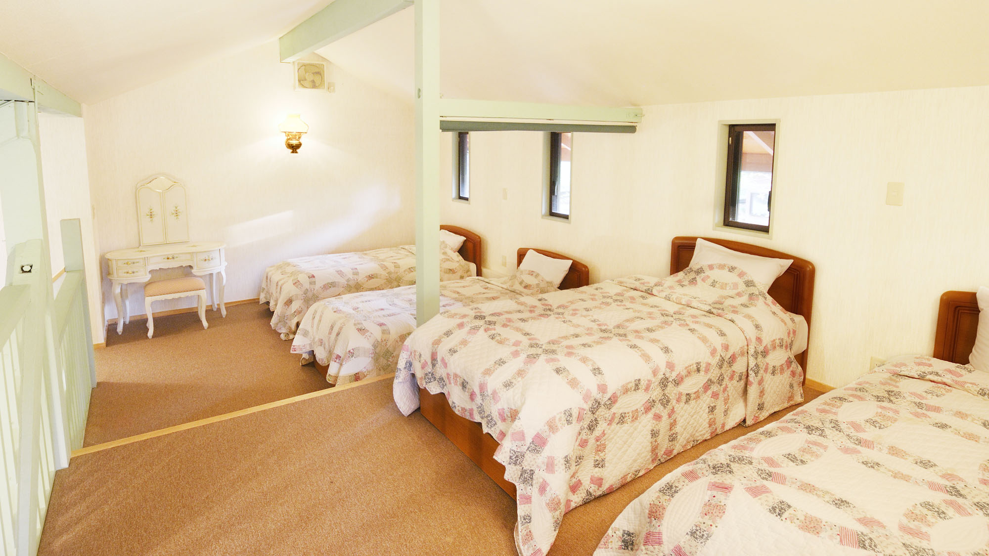 【リミテッド-2～4名様用コテージ】客室内（ロフト・寝室）