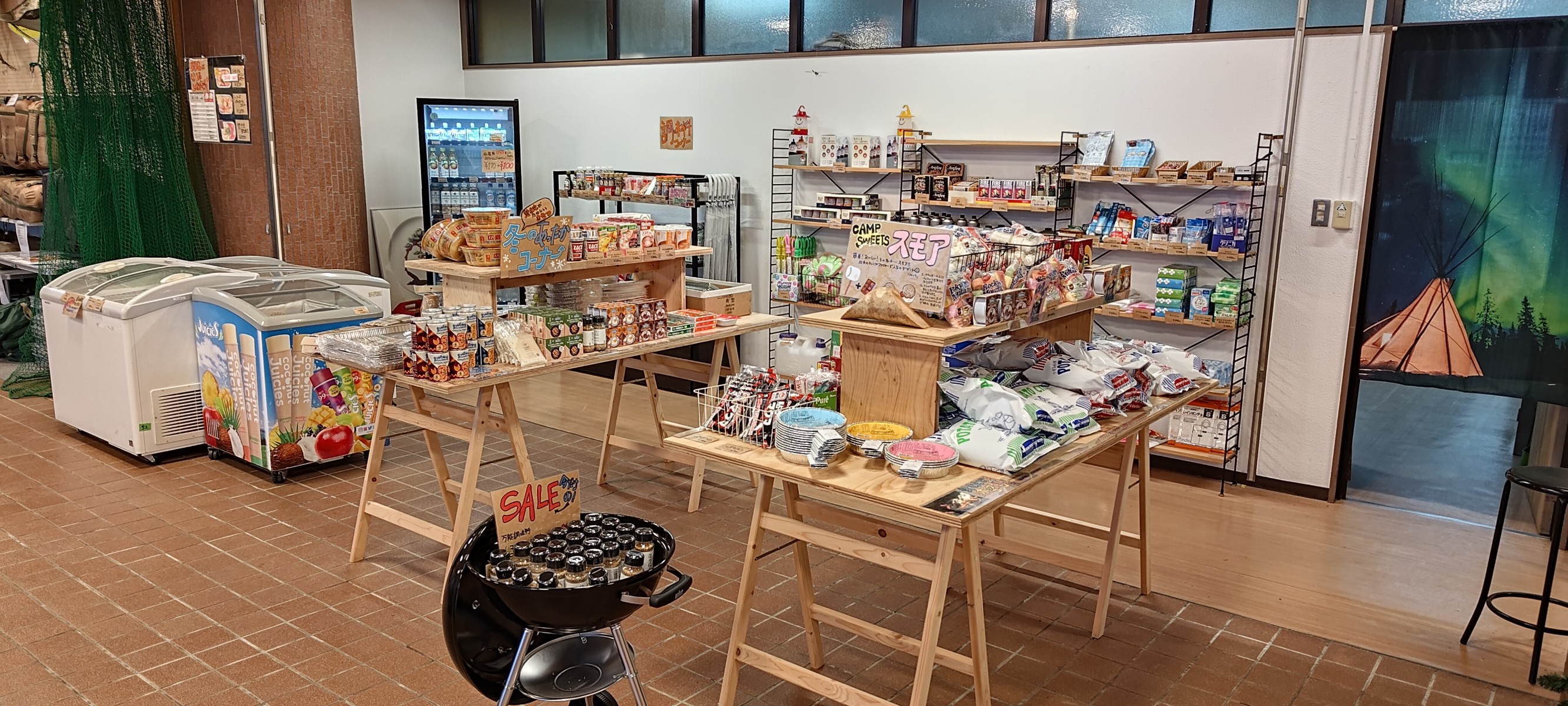 売店には軽食やお菓子等取り揃えております。