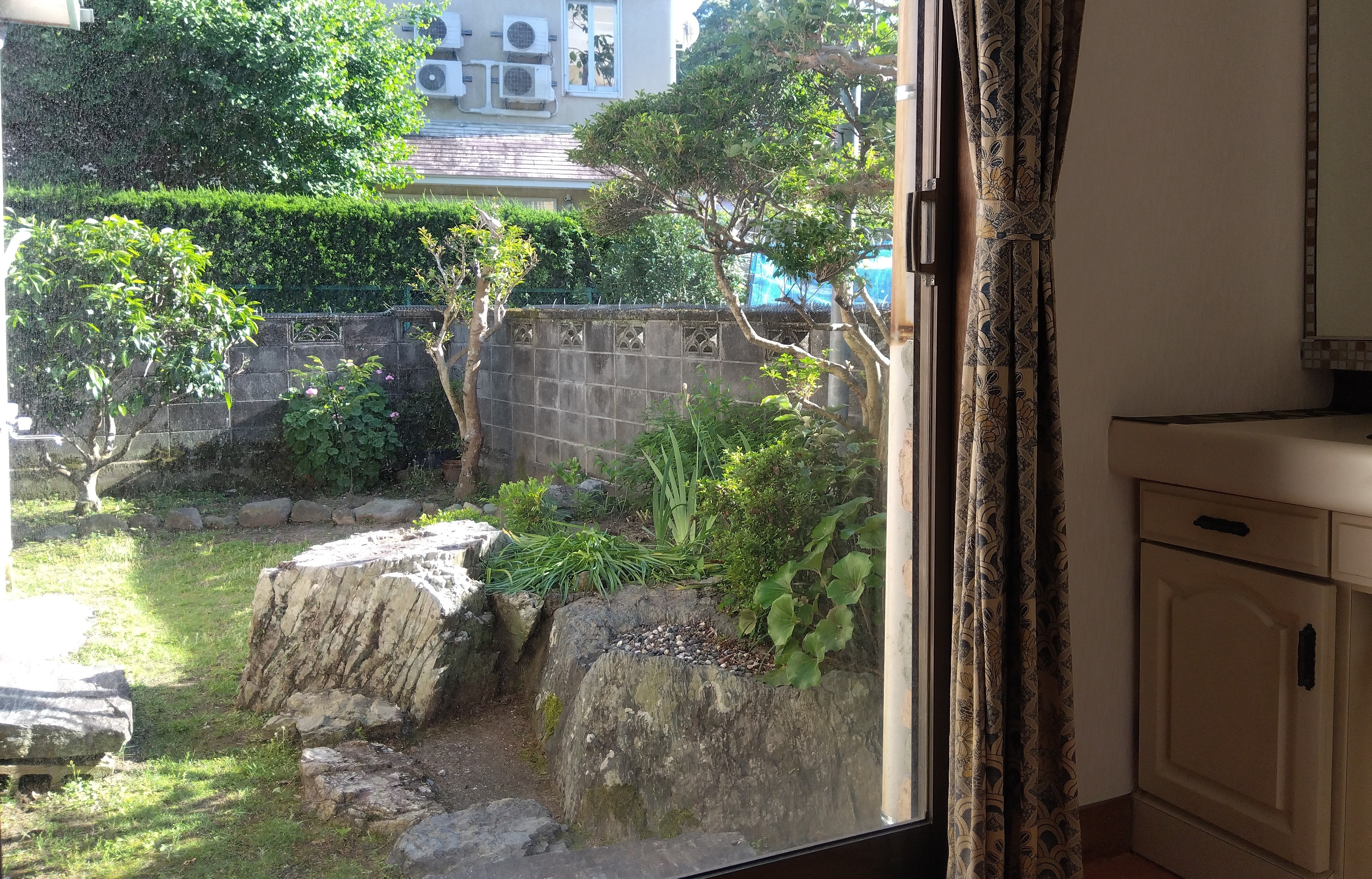 和室から見る芝生の庭