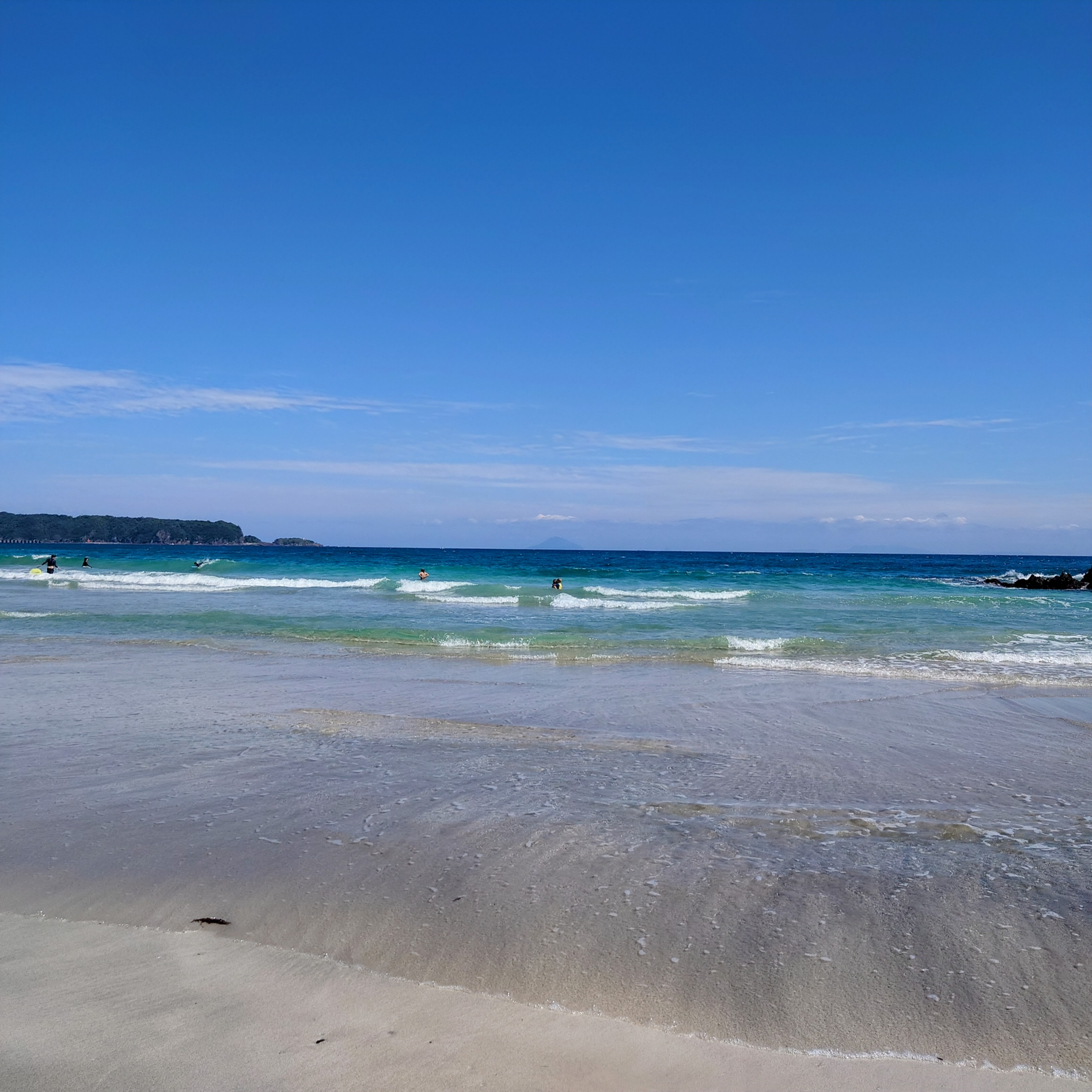 水質のキレイな海水浴場一位に選ばれたこともある遠浅の白い砂の美しいビーチ。