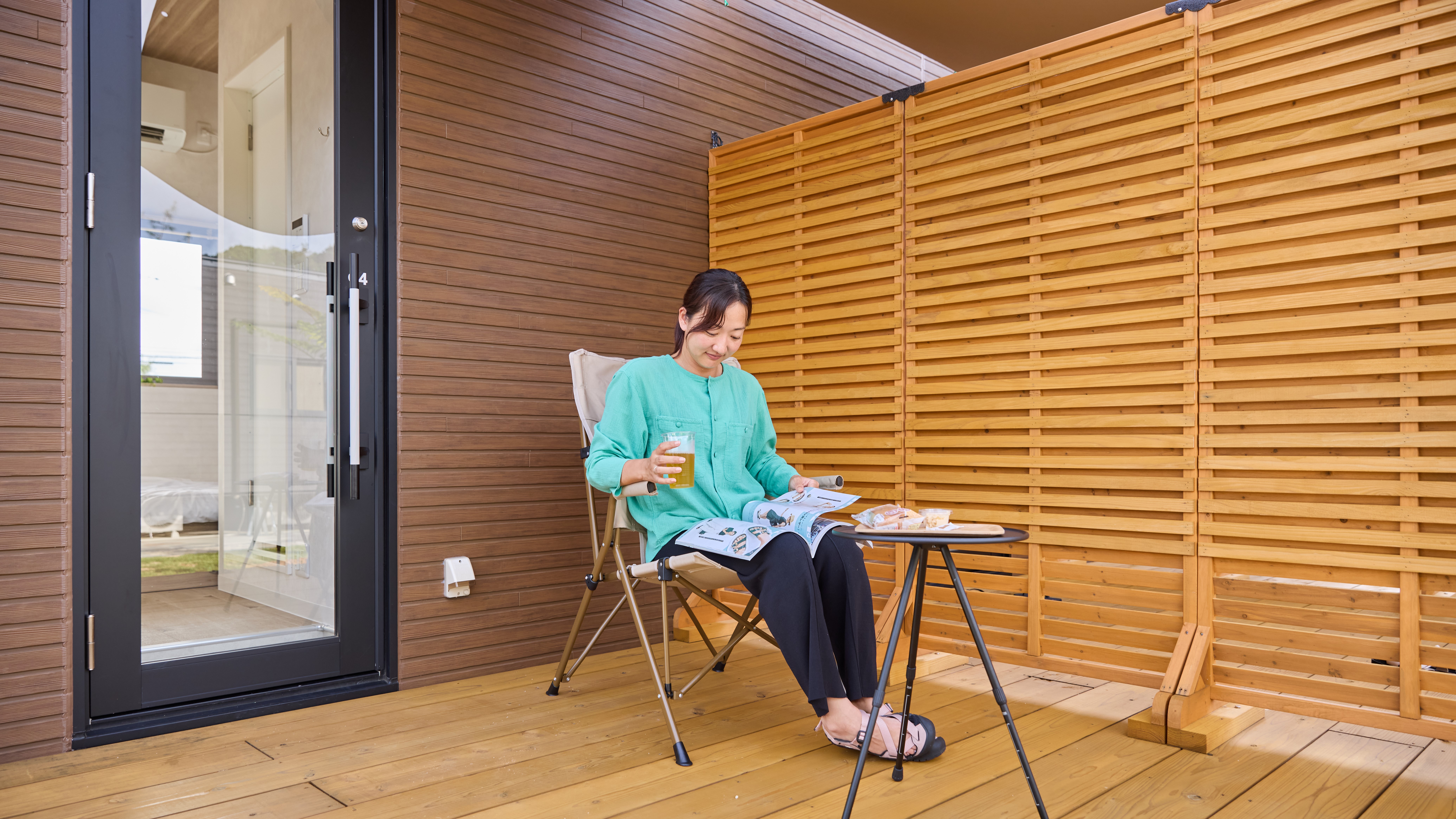 ダブルルームのアウトドアリビング：客室にキャンプグッズ完備