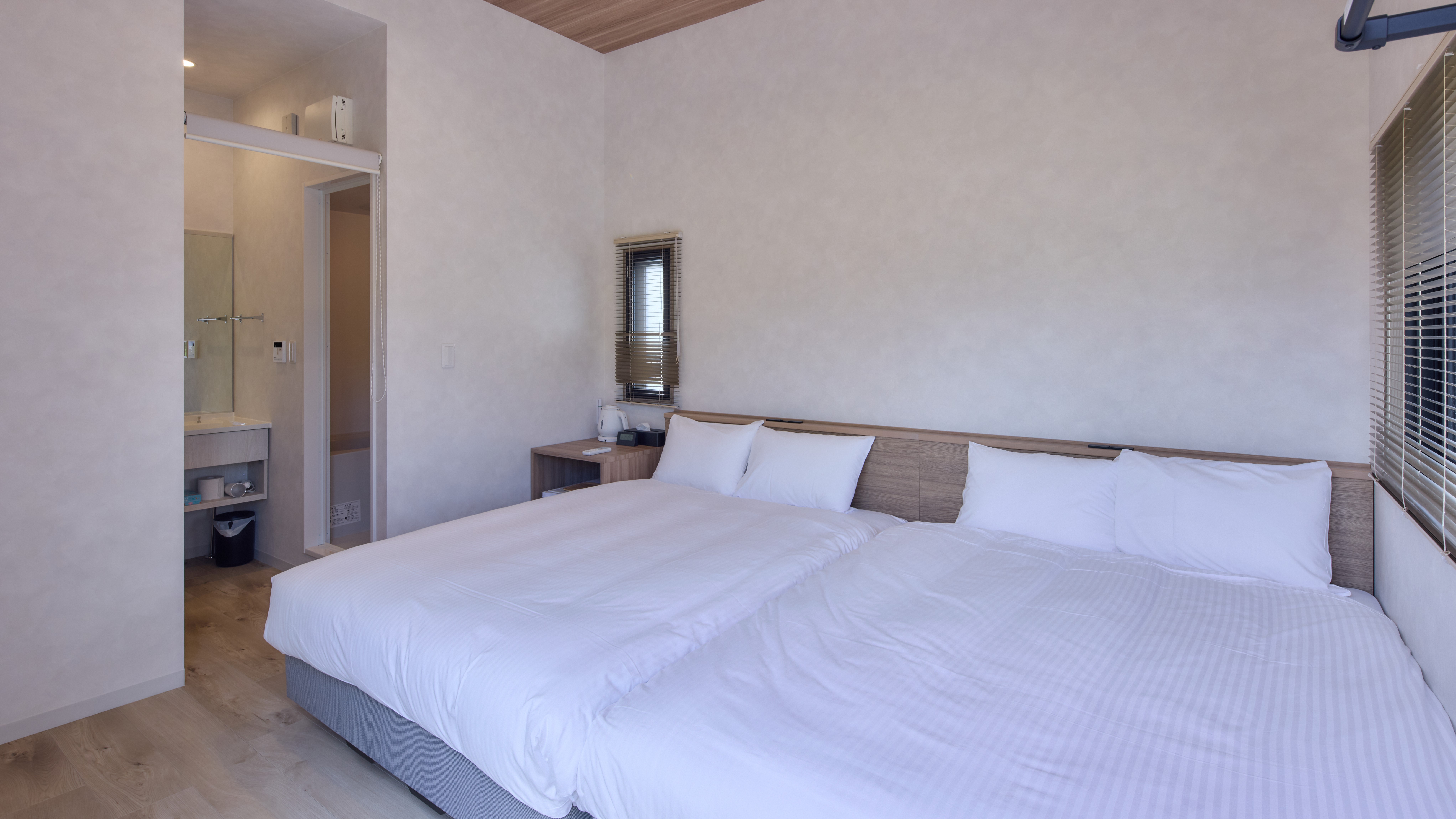 ツインルーム（ダブルベッド&times;２をご用意）