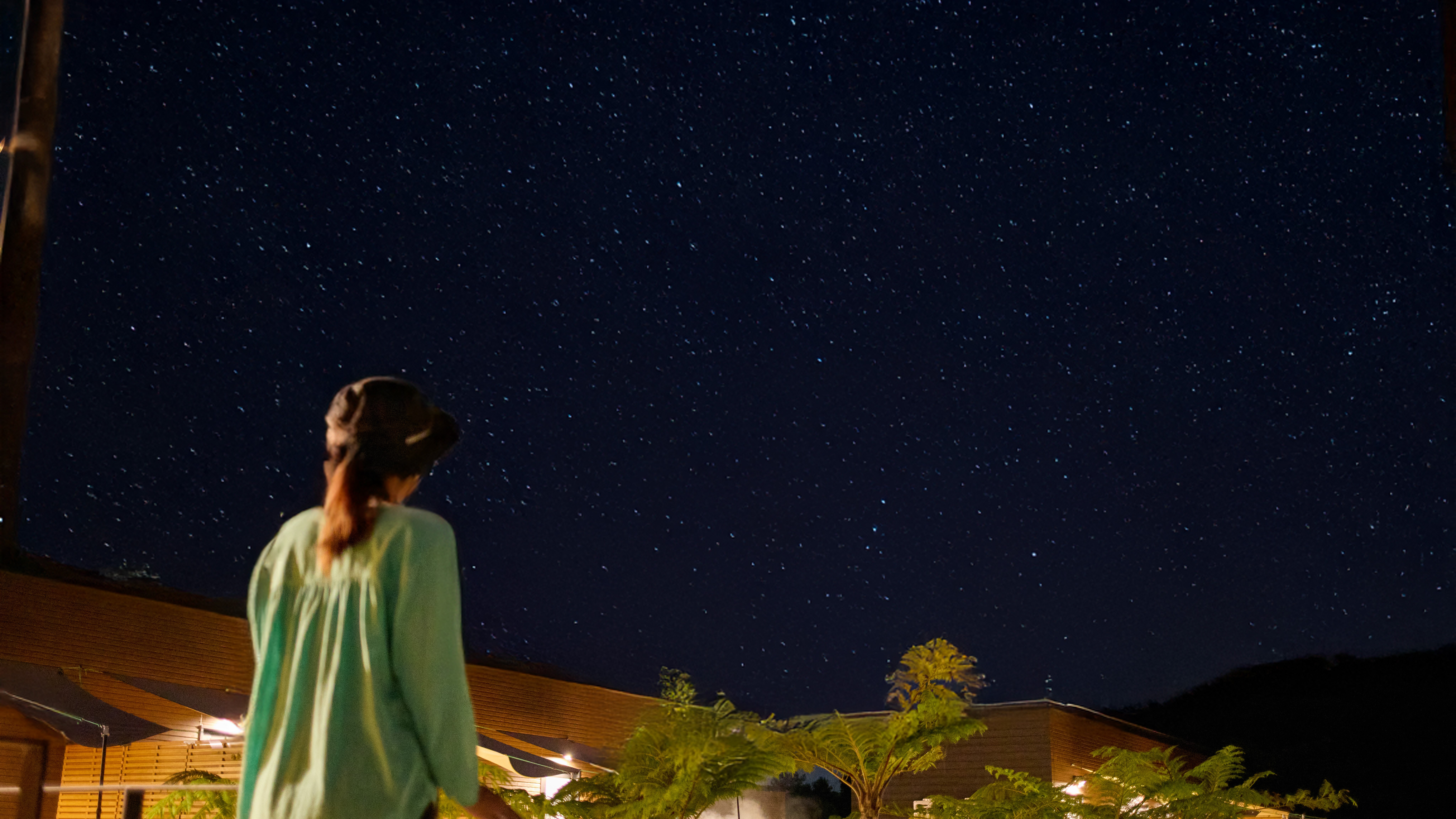 ダブルルームのアウトドアリビングから見る夜景！やんばるの星空を満喫！