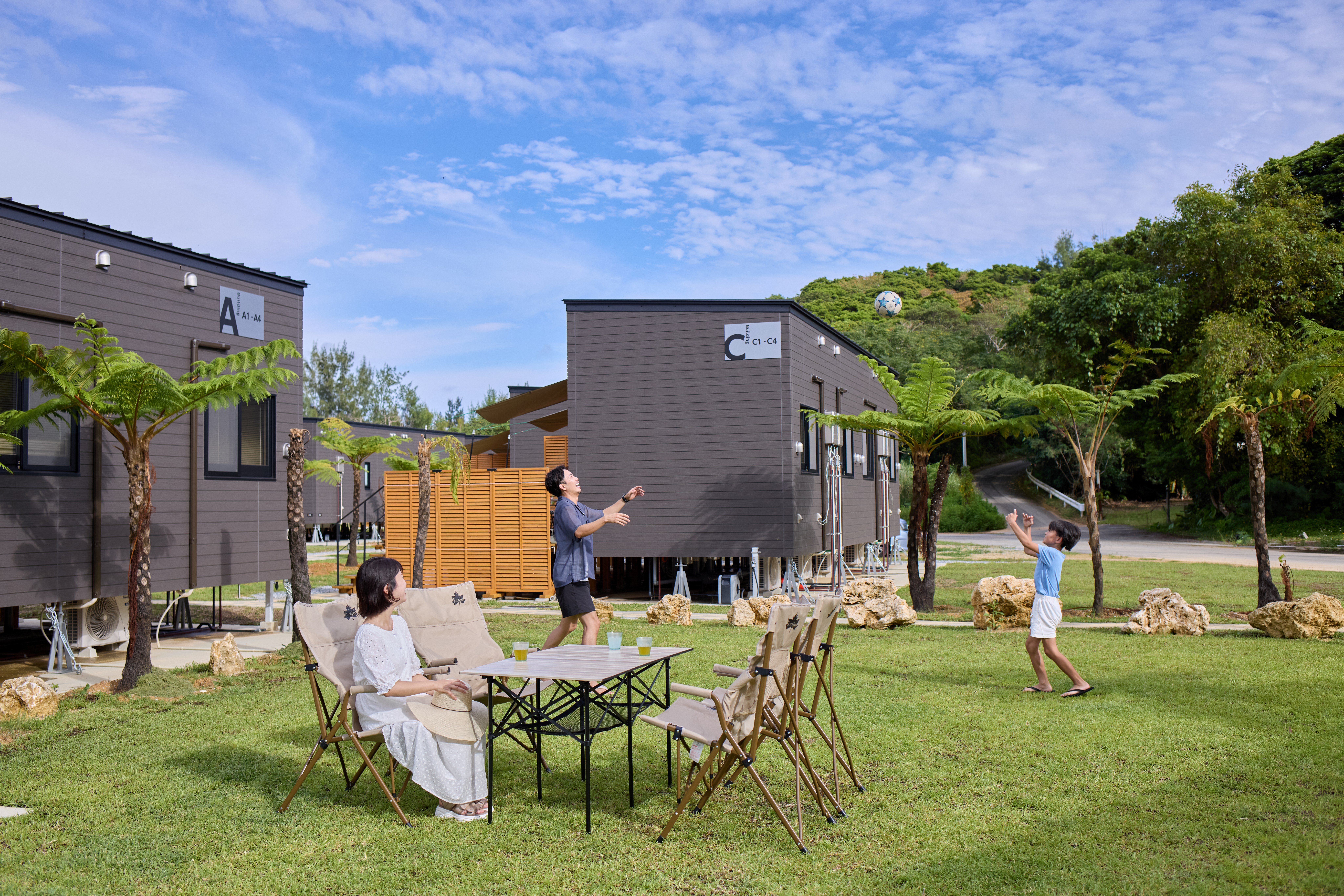 フロント前芝生スペース（バーベキューやピクニックなど自由に楽しめます）