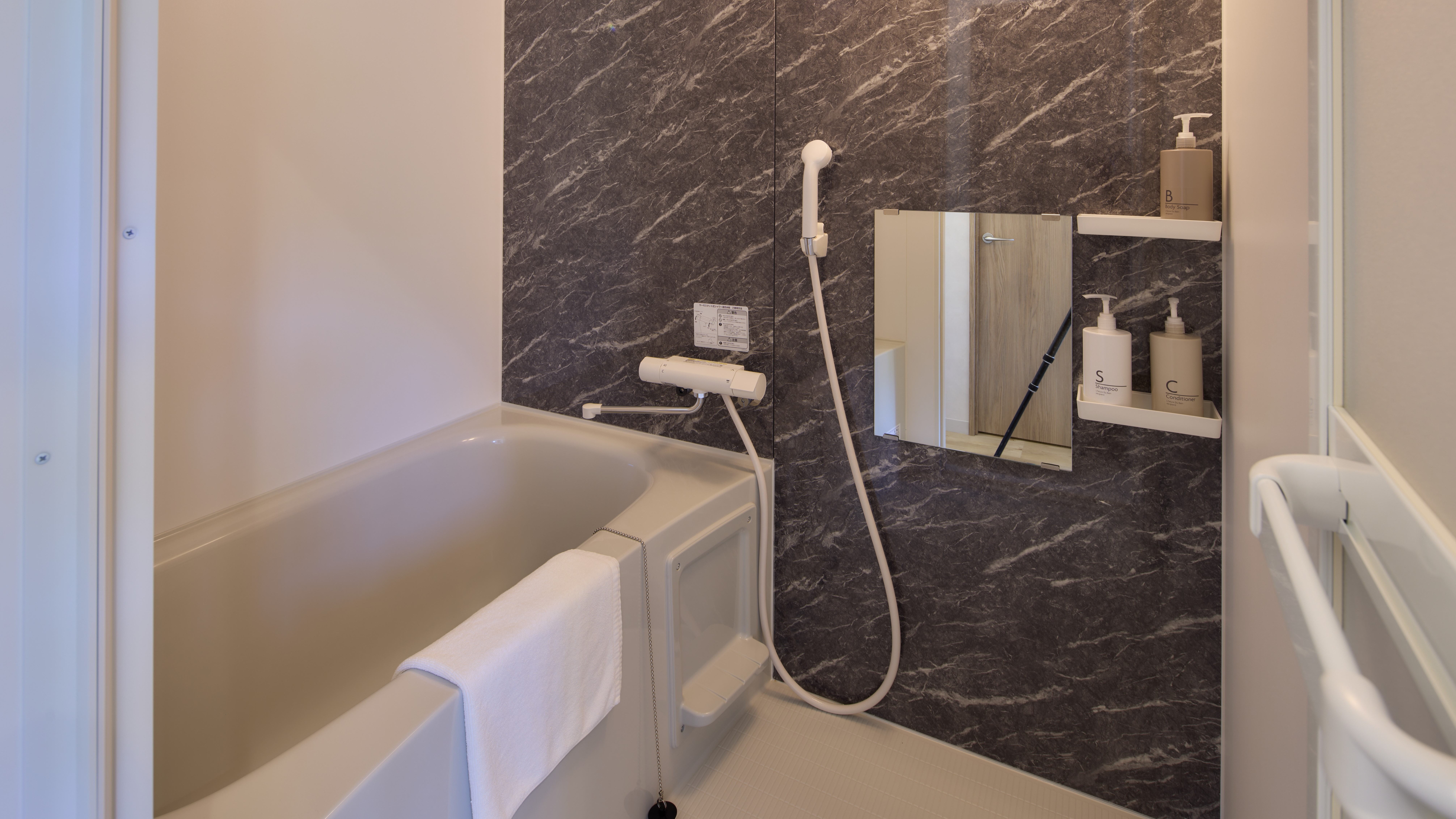 ツインルームのバスルーム（バスタブと洗い場が付いています）