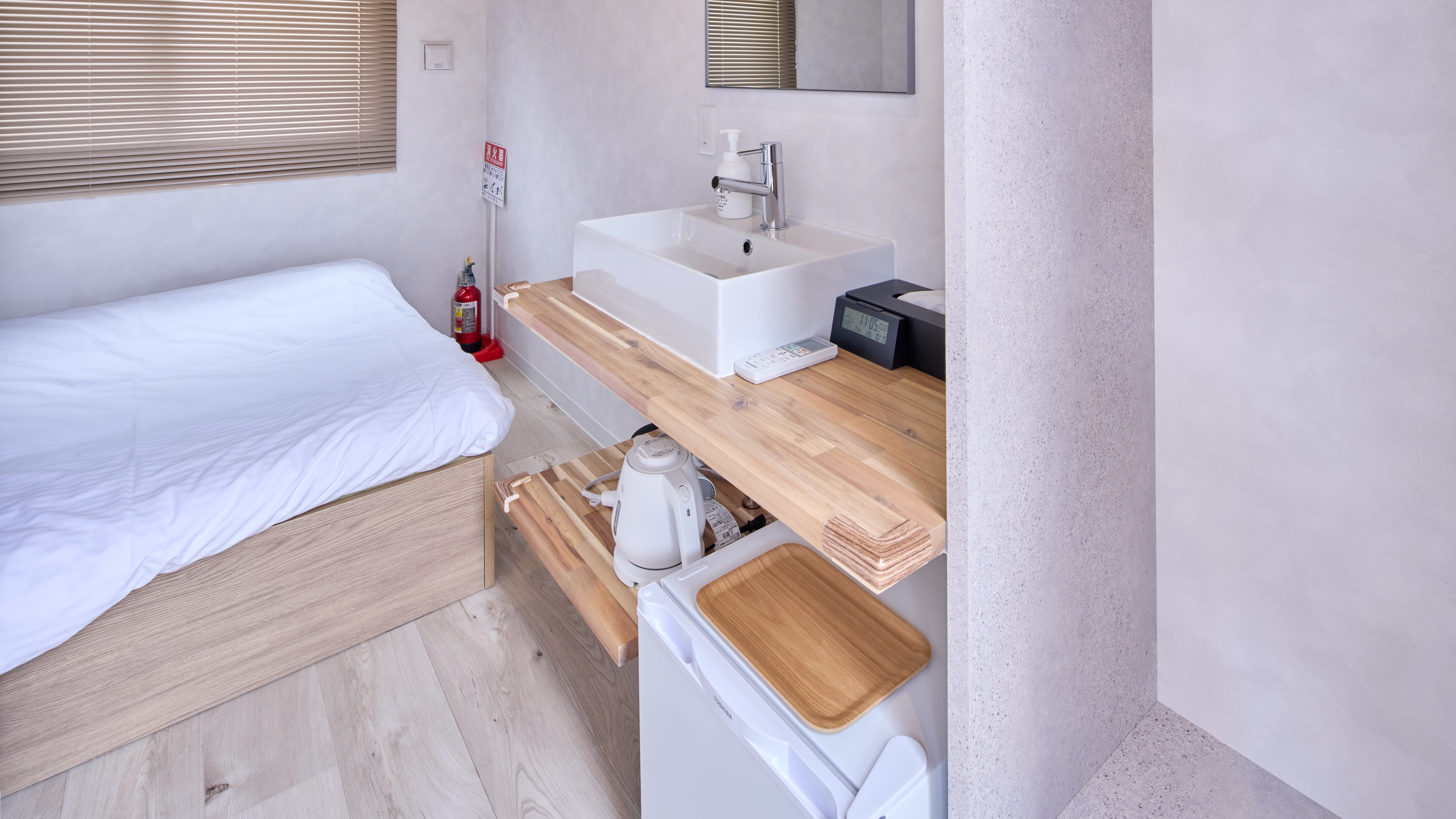 ダブルルーム全体：独立洗面台等を完備