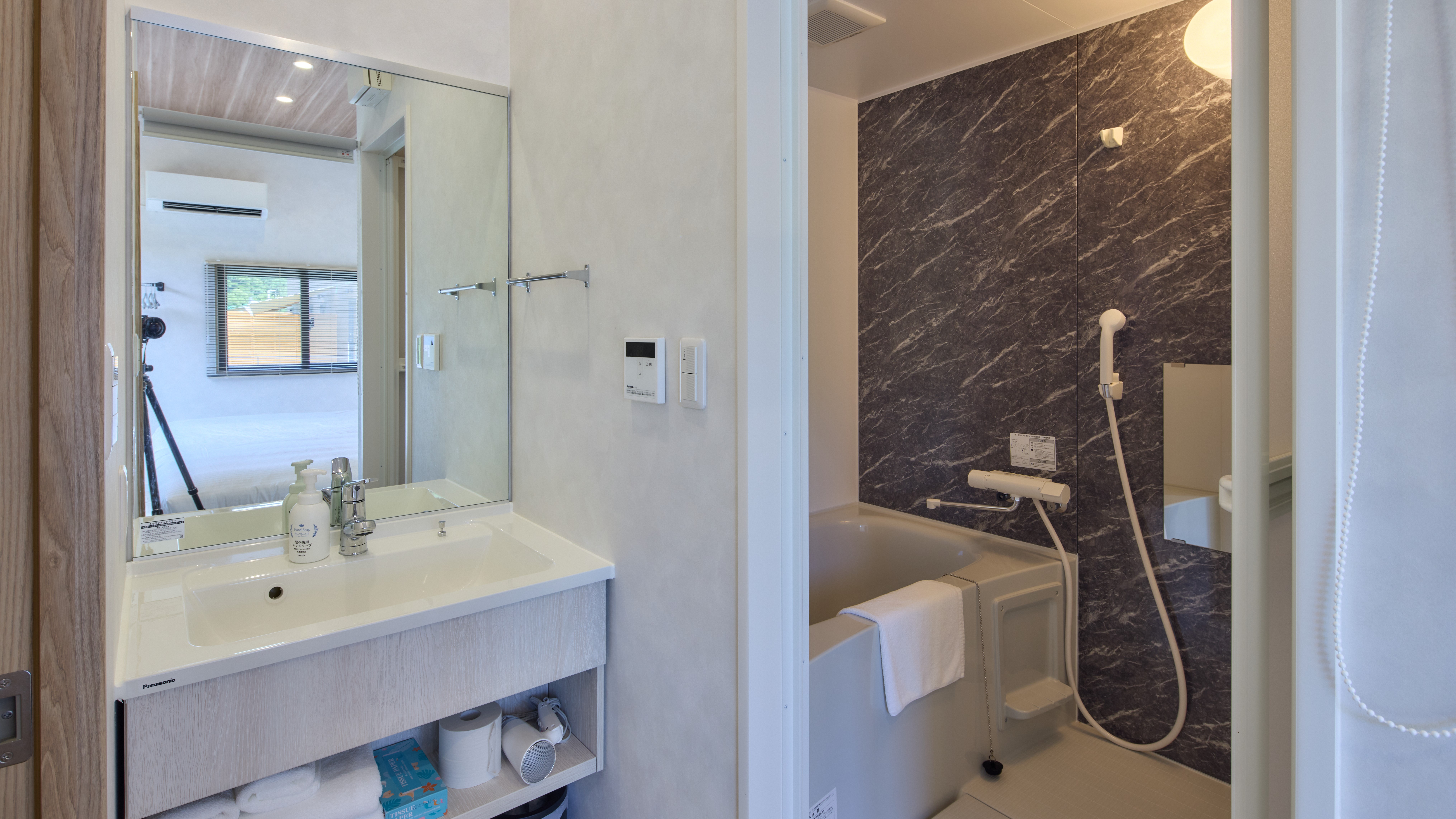 ツインルームのお風呂＋独立洗面台：お風呂はバスタブ＋洗い場付き