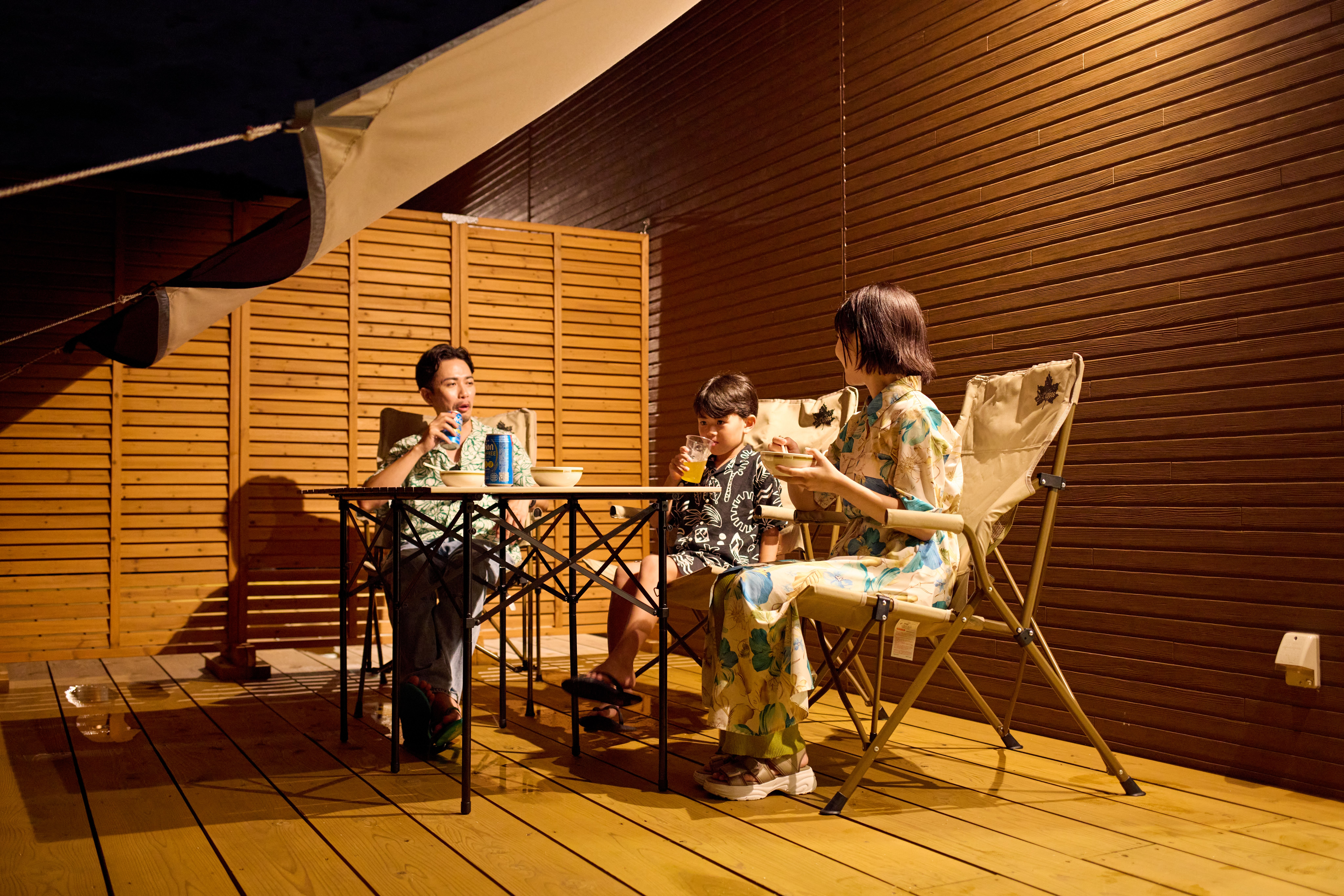 【各部屋共通】チェア、テーブルのキャンプグッズ（写真はツインルーム）