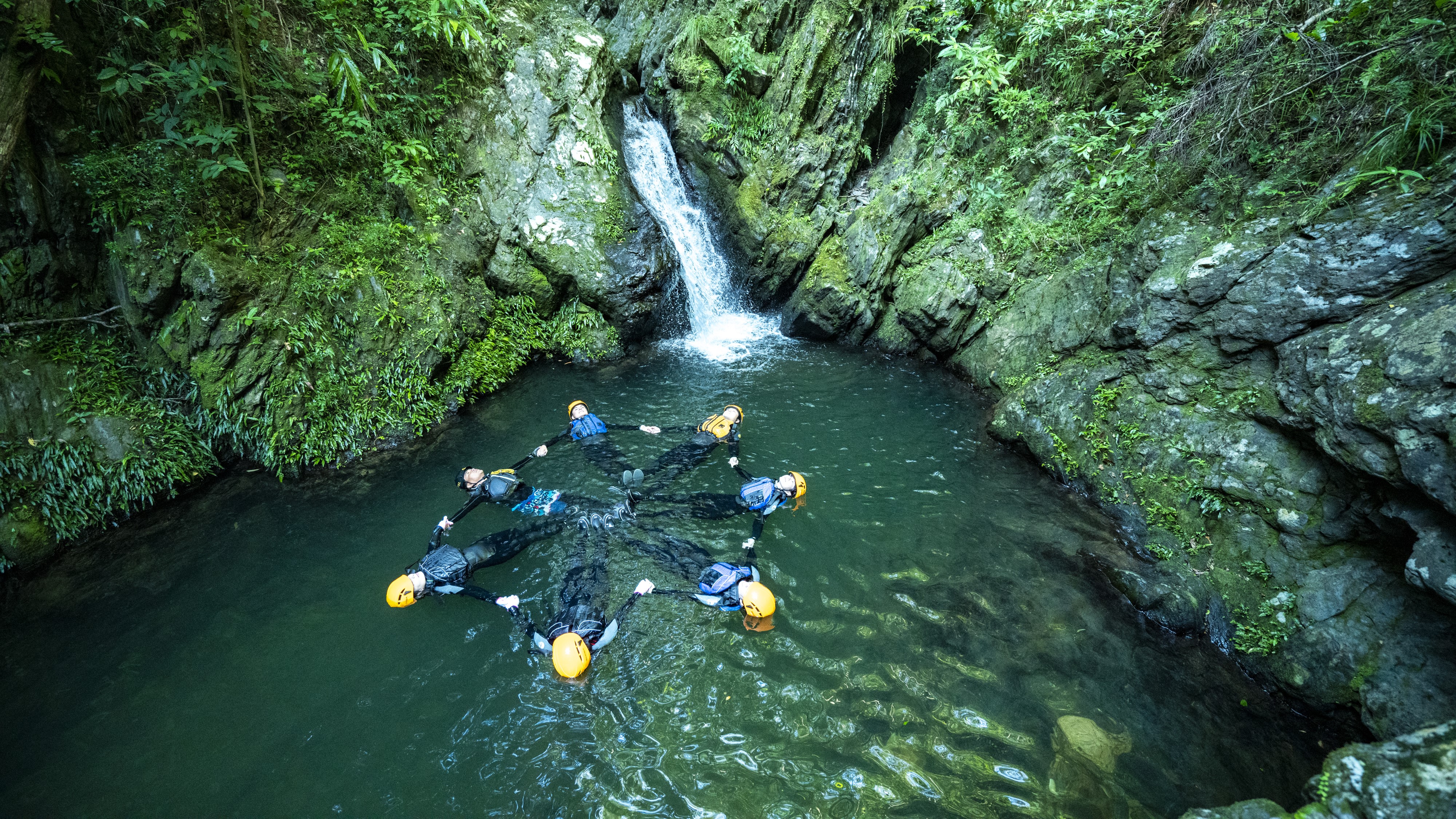 【世界自然遺産エリアでの自然体験】世界自然遺産の森の奥でのシャワークライミング