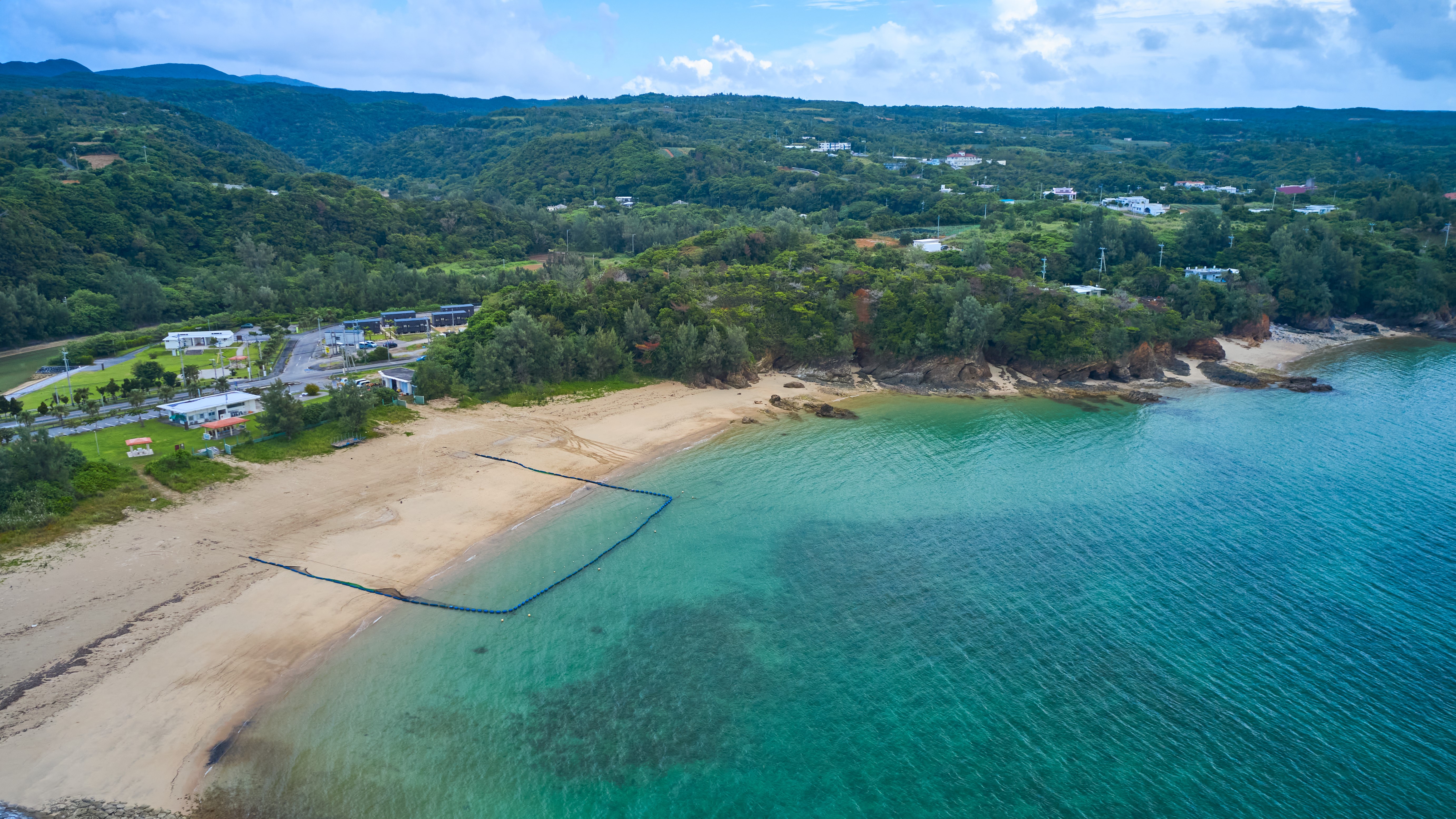 隣接する海浜公園（徒歩1分）のビーチ全景
