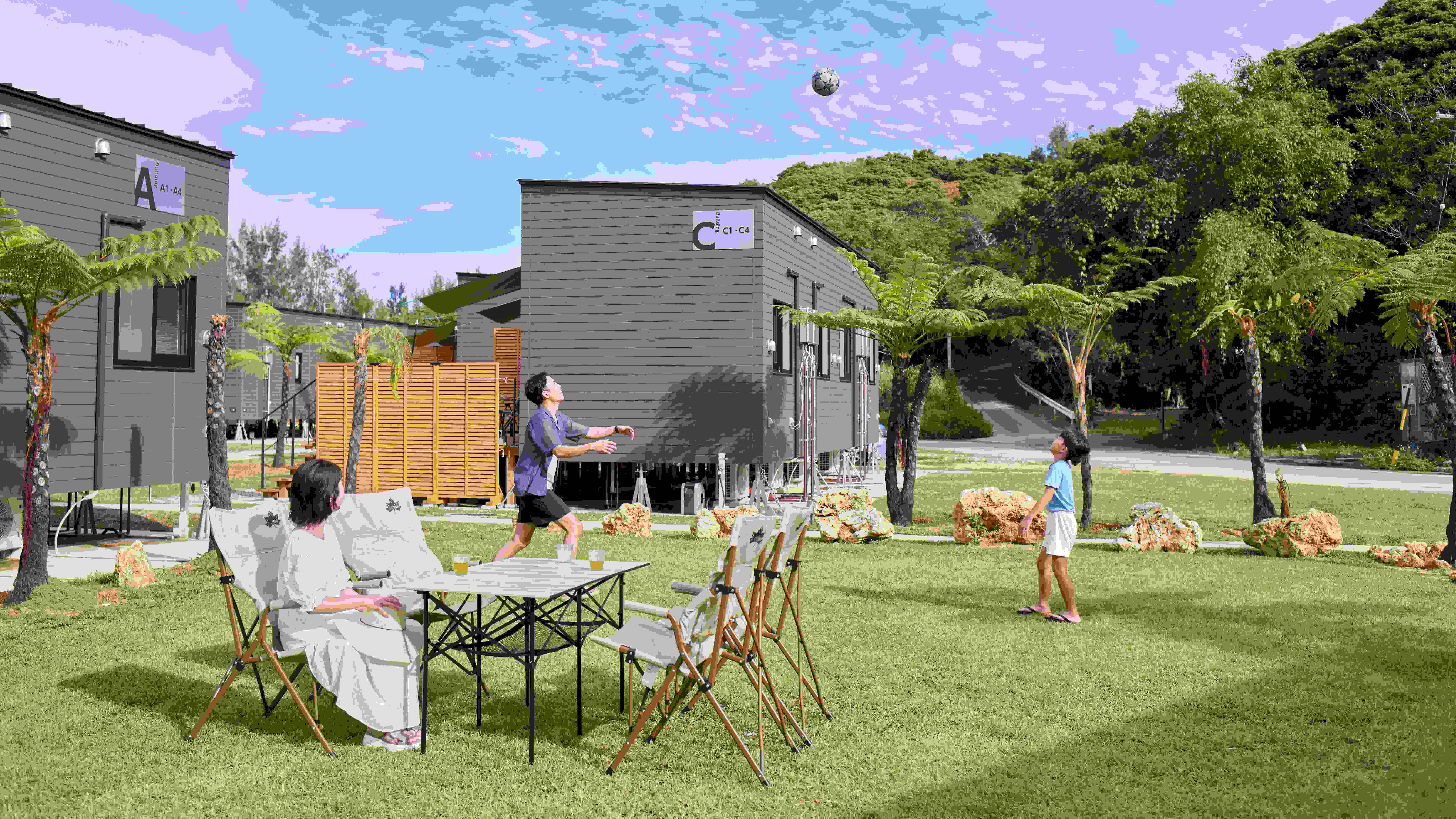 やんばるの大自然に囲まれた開放感のある芝生スペース！やんばるらしいヒカゲヘゴに囲まれたスペースでのBBQやピクニックをお楽しみください。