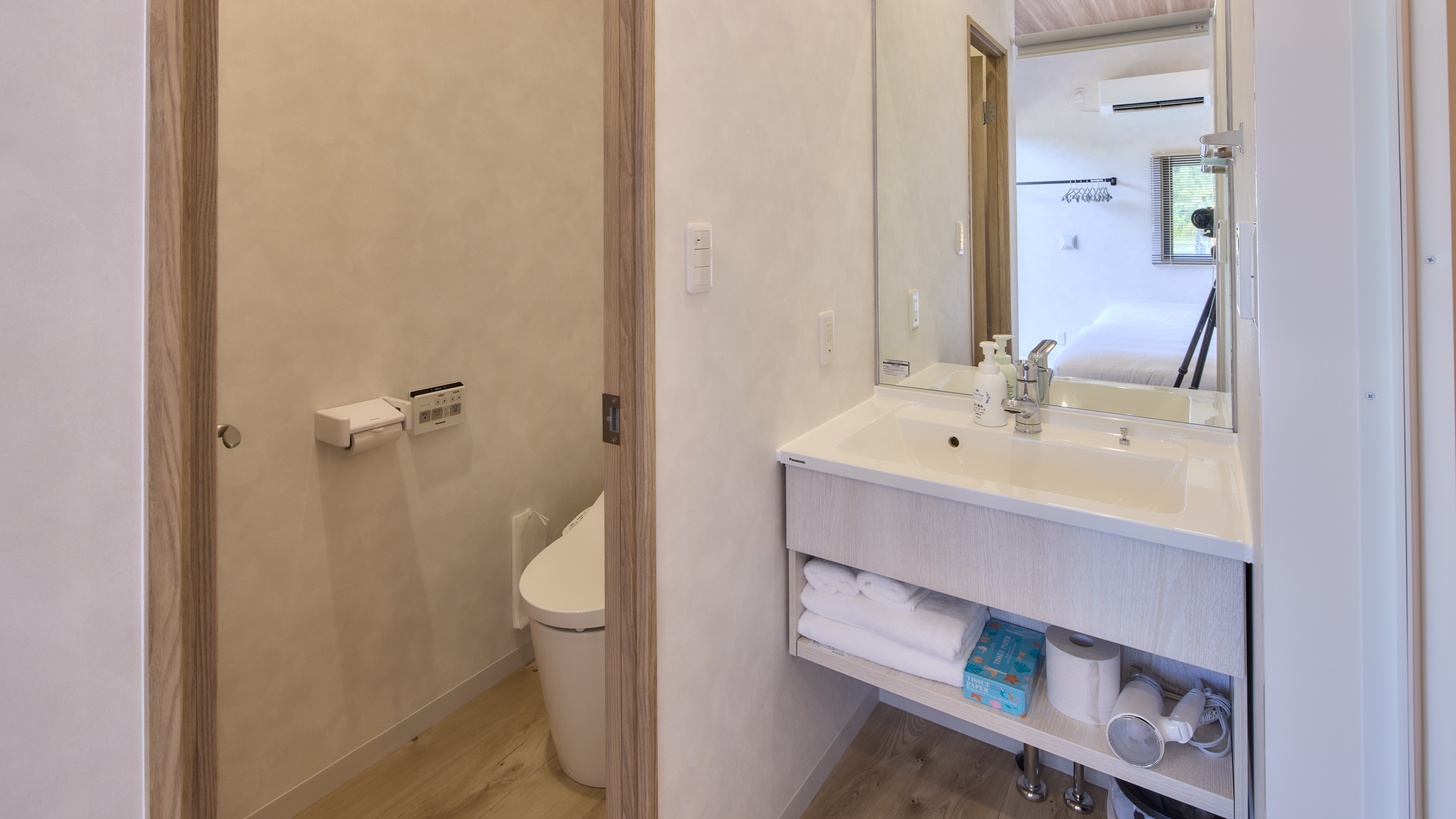 ツインルームのトイレ＋独立洗面台：トイレは温水洗浄式