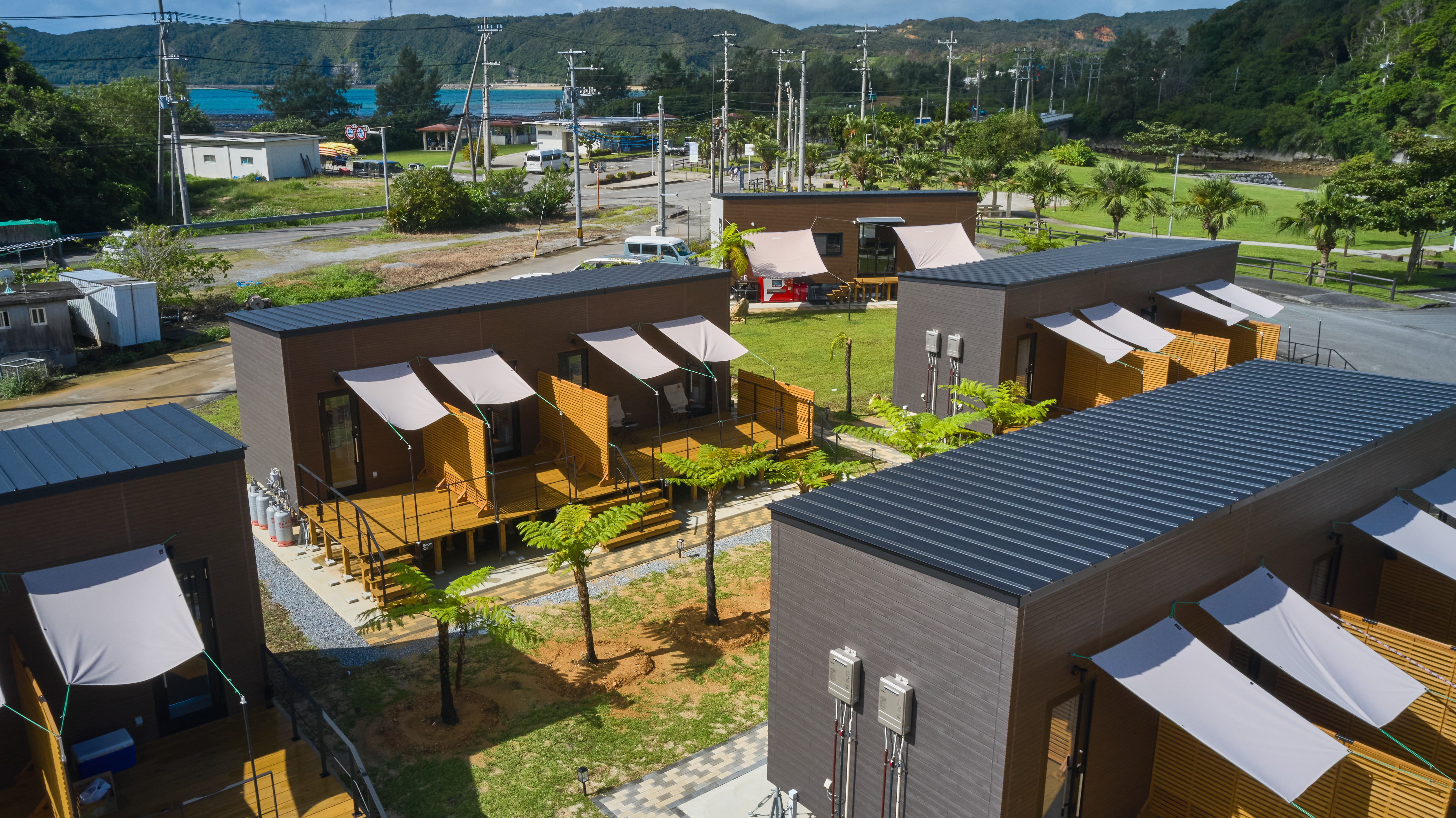 【施設外観】各部屋にタープを完備したアウトドアリビングを設置