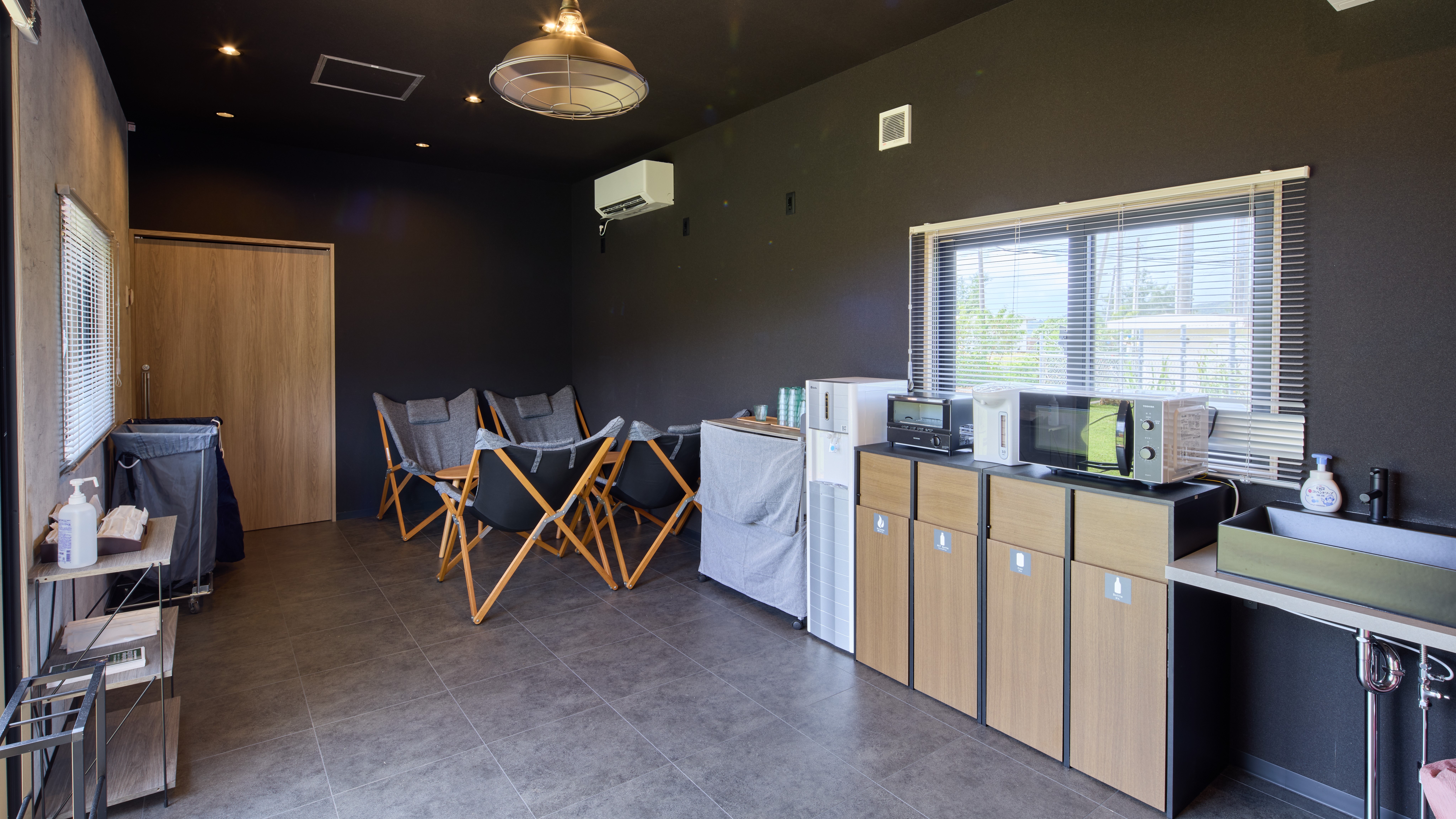 【フロントスペース】くつろぎスペースとレンジ、オーブン、ポット、アメニティを用意