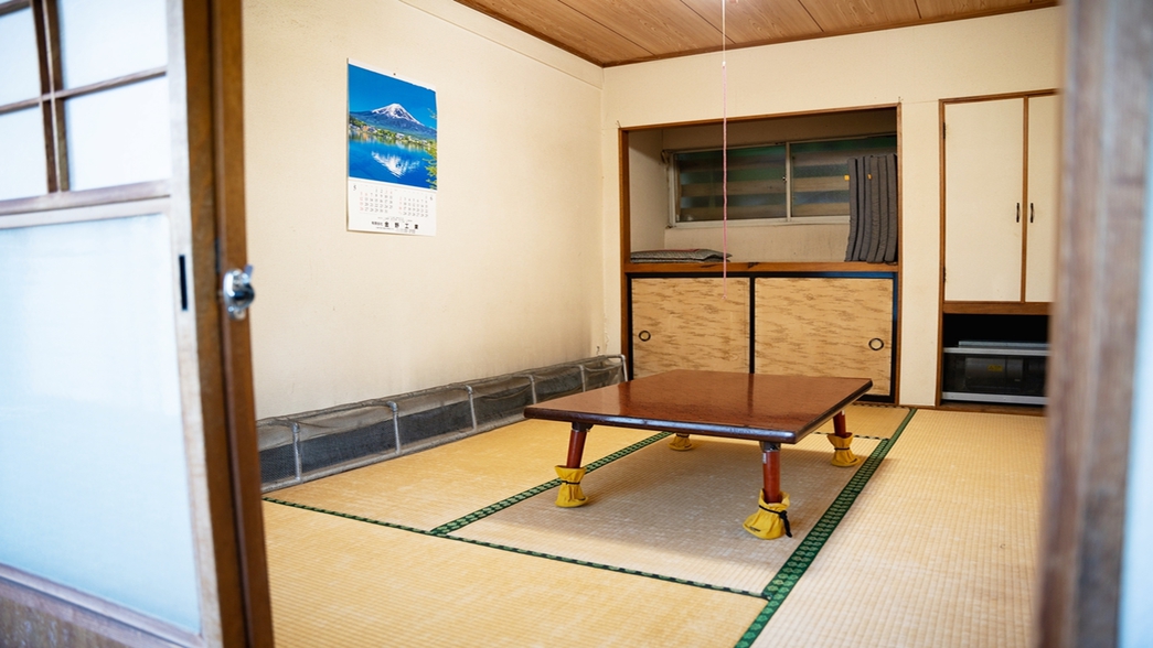 湯治6畳（トイレ共同）/湯治用和室の入口からの様子。ミニキッチン付きです◎