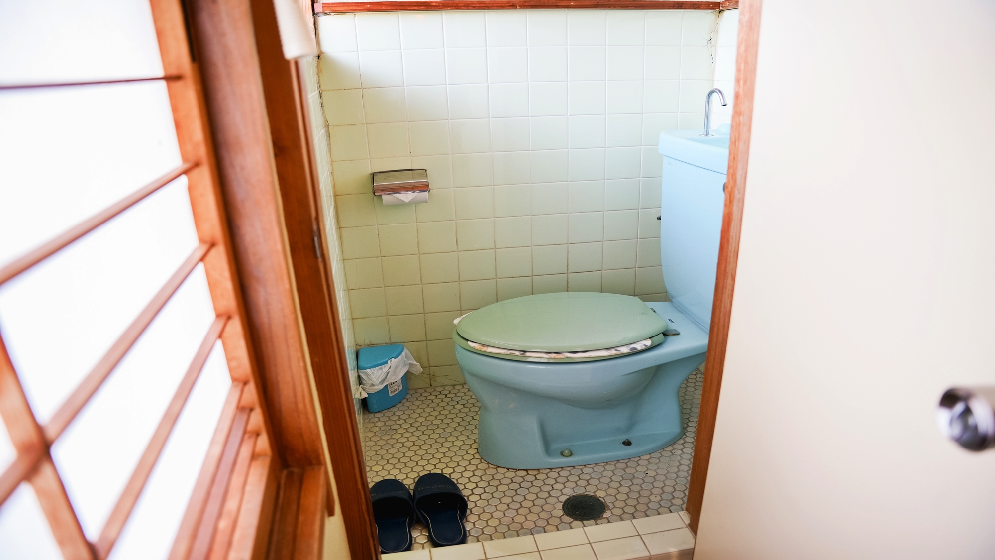 トイレ / トイレ付のお部屋に付いているレトロなトイレ。