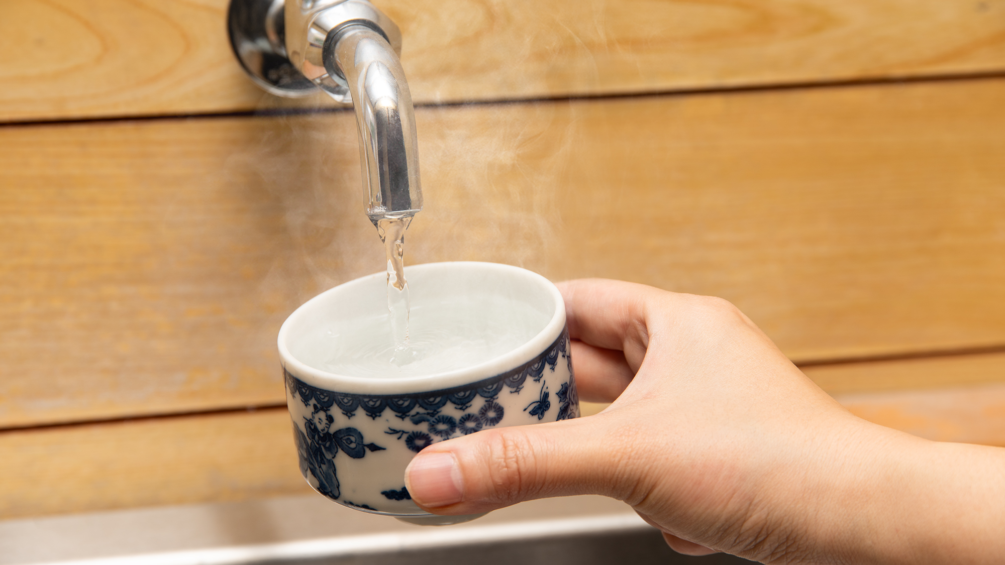 *飲泉/天然温泉「美肌の湯」シリカ110mg/ℓ配合。「飲める温泉」で内からも外からも綺麗に