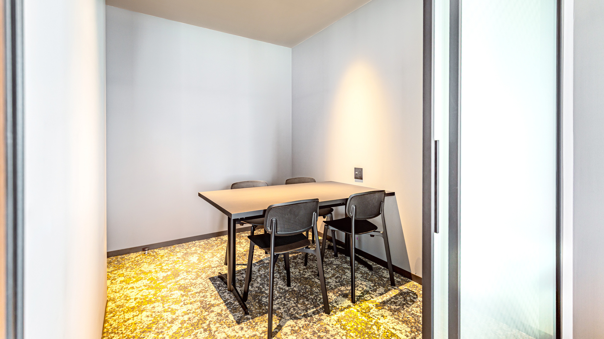 宿泊者ラウンジ　個室　