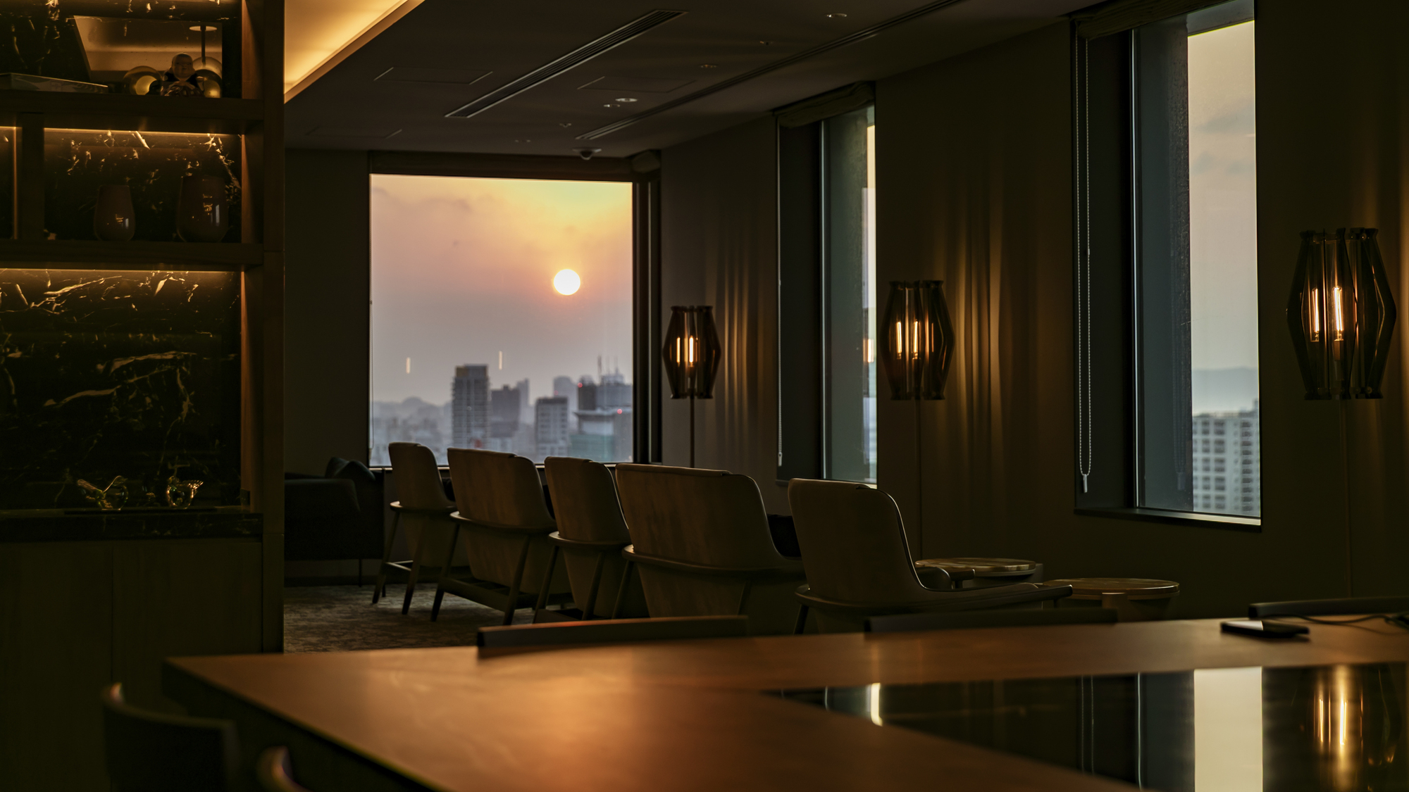 宿泊者ラウンジ（夜）