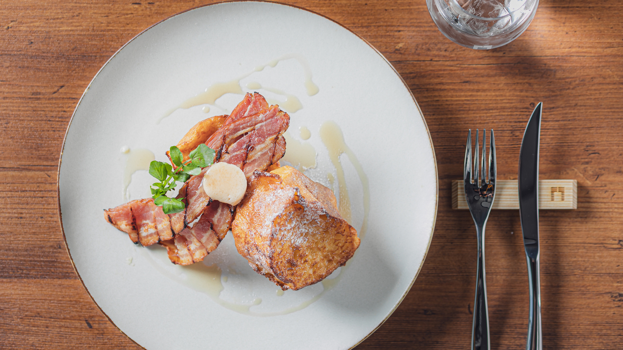 朝食メインメニュー：香ばしくスチームグリルされた特製「フレンチトースト」