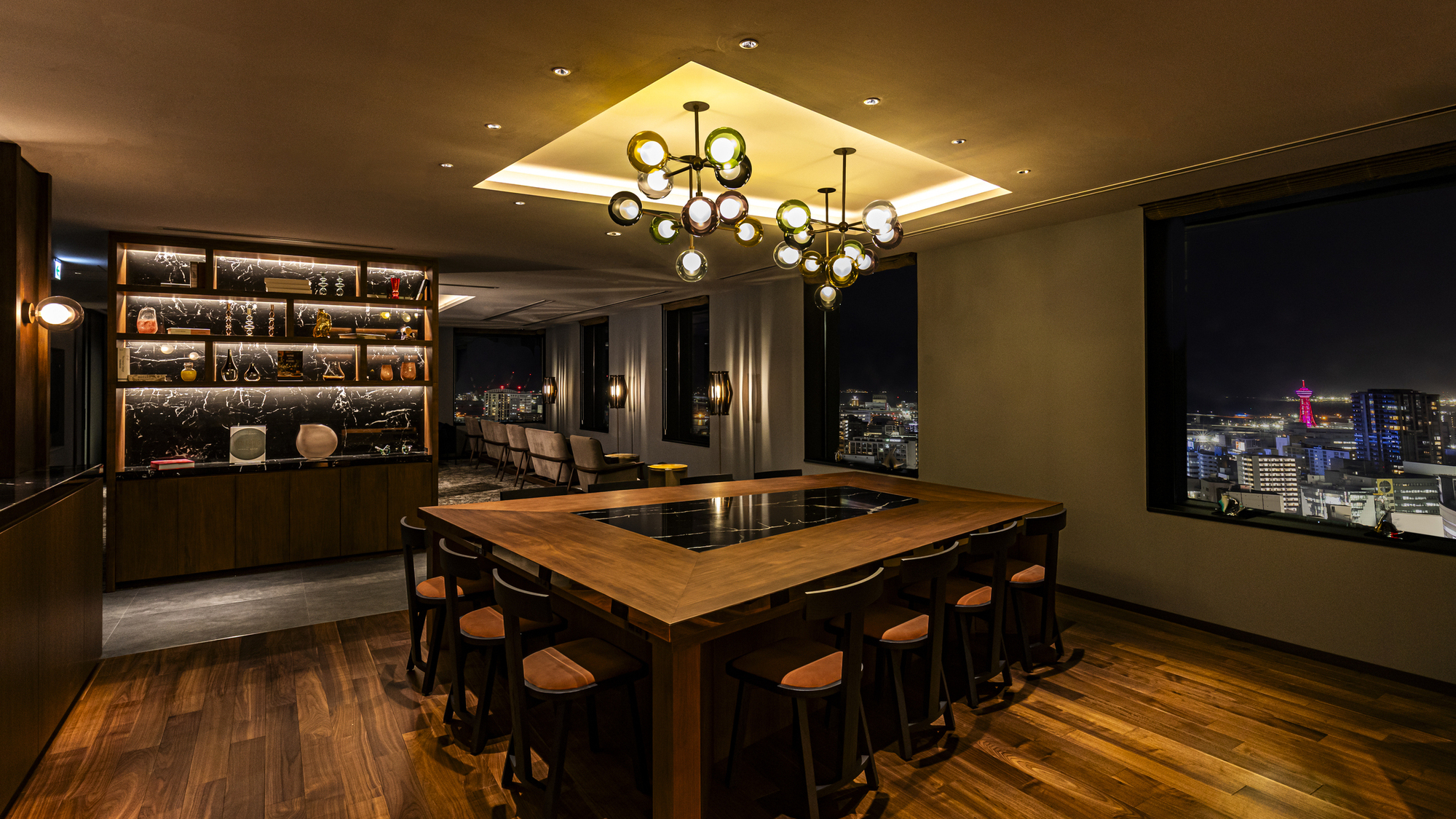 宿泊者ラウンジ（夜）