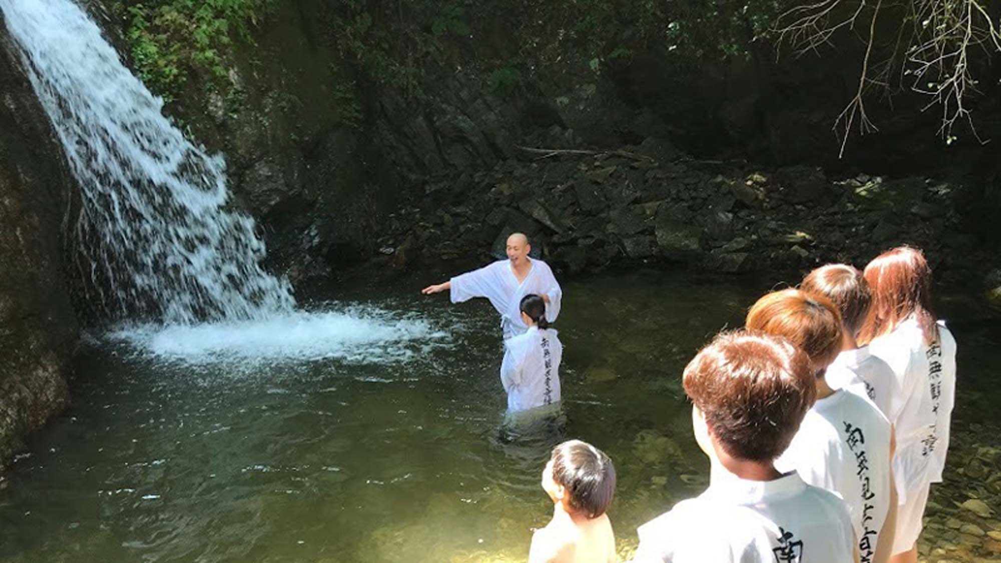 【楽天スーパーSALE】【滝行】大滝に打たれて心身を鍛錬しよう！霊峰高滝山滝行体験【2食付／本坊】