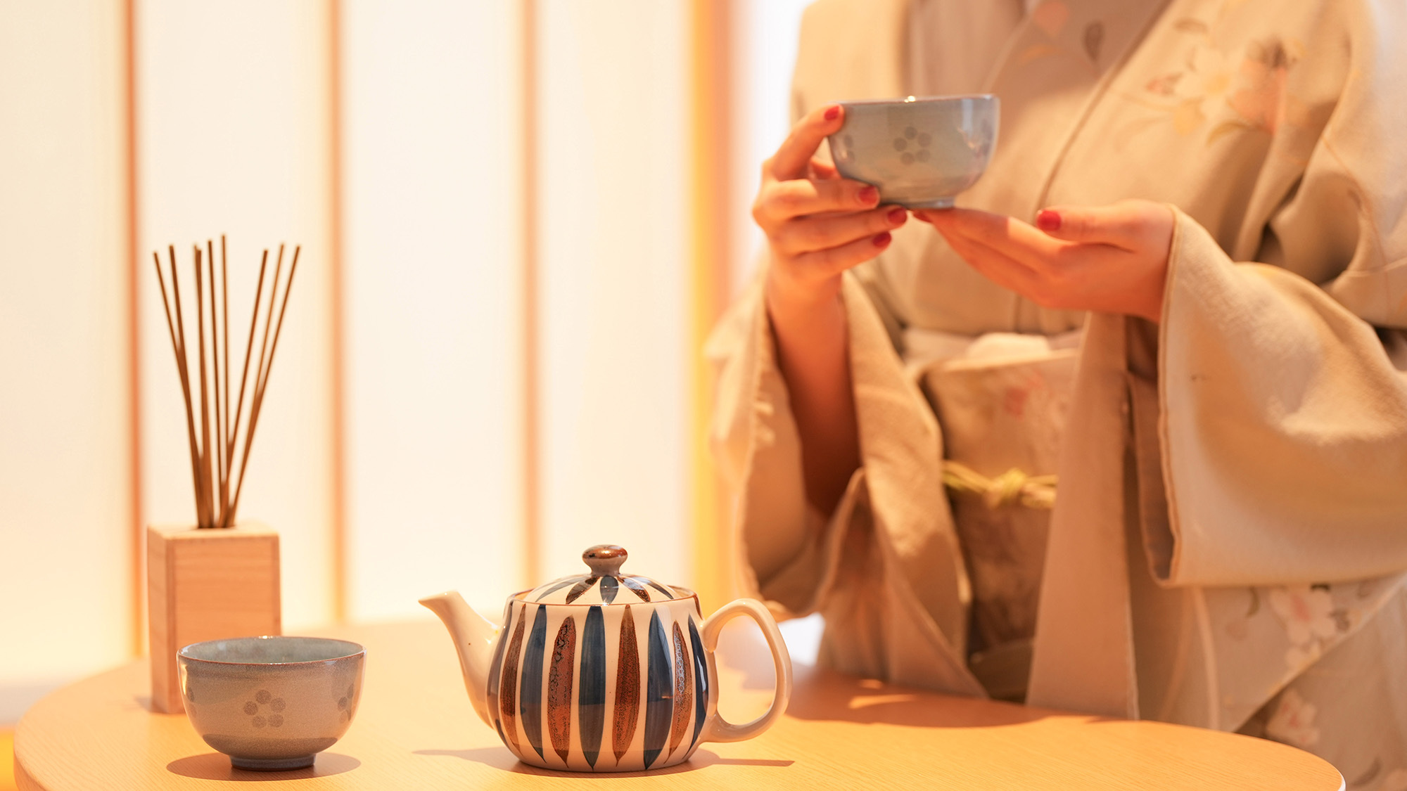 ・【蓮花の間】和の落ち着きを感じるお部屋で、温かいお茶を楽しむ安らぎの時間をお楽しみください