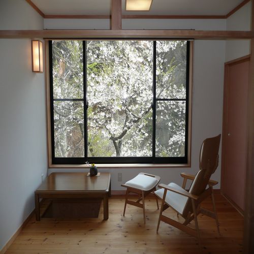 ◆禁煙◆　【新館（川側）】　和洋室（８畳和室＋広縁＋ツイン）／【花浅葱】の部屋から見える桜