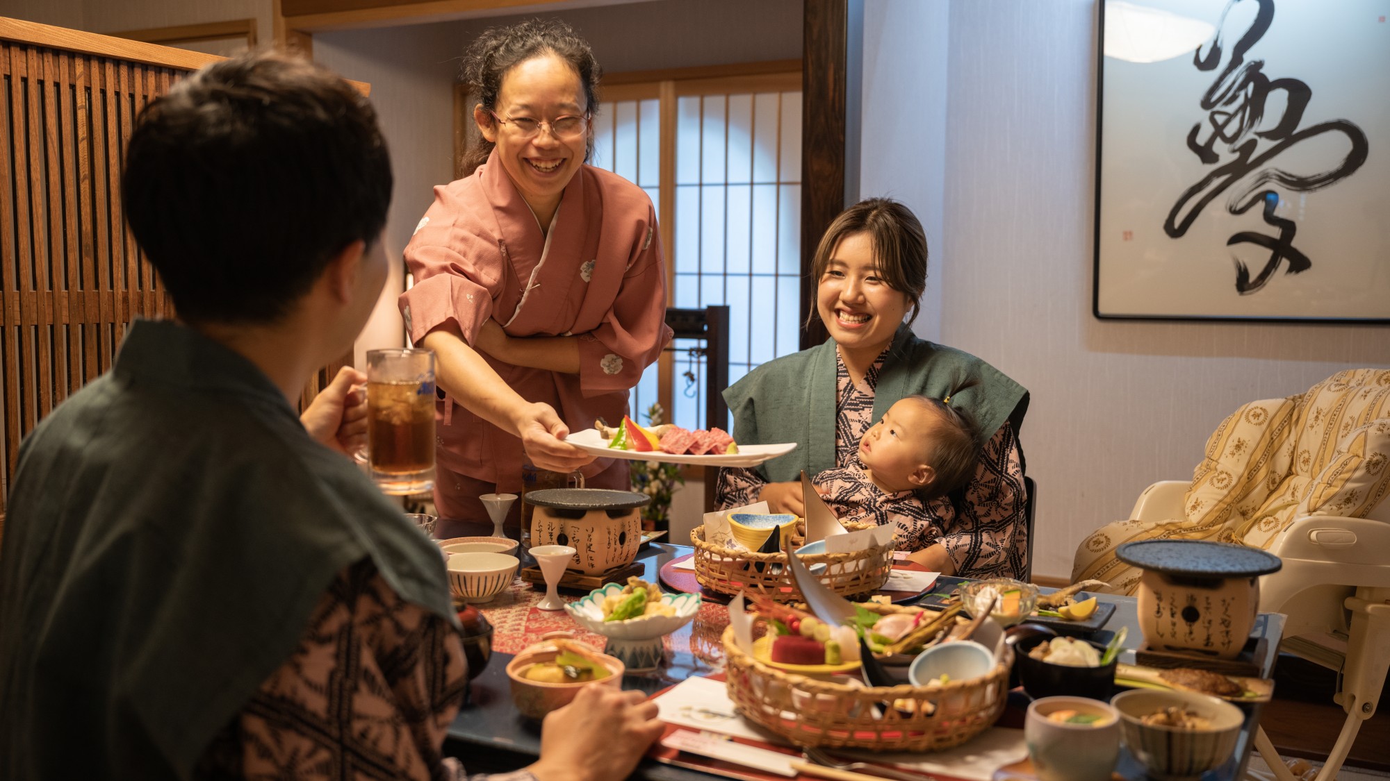 【　個室食の様子　】「個室」での会食・お酒をお愉しみ下さい　※通常はスタッフがマスクをしております。