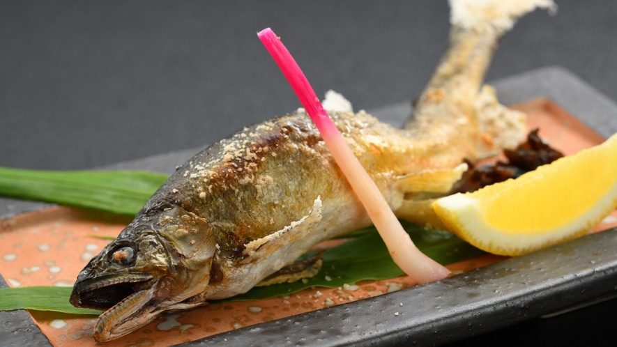 【　夕食：旬の焼き魚　】　地元の川で獲れた魚をご提供しております。