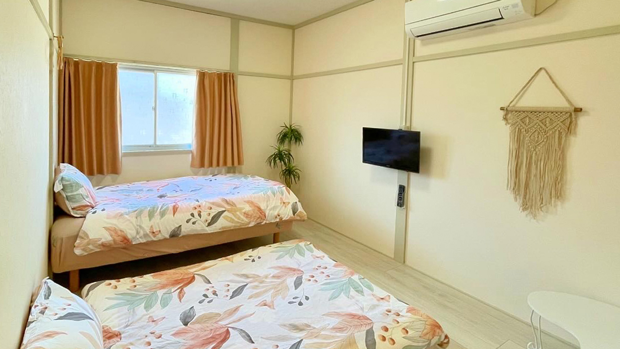 ・【ルーム2】ピンクのカーテンや花柄のシーツが可愛いお部屋