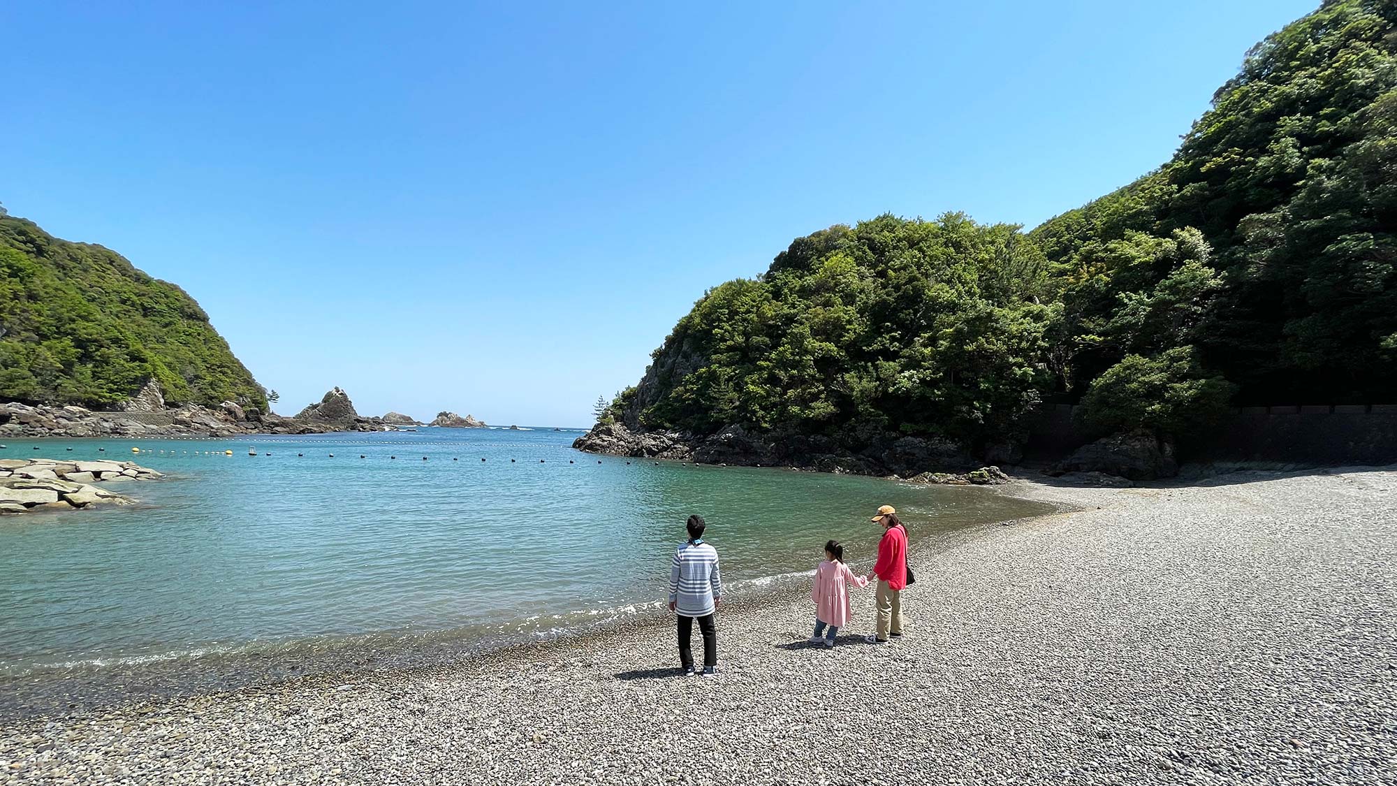 ・【ペット同伴プラン】施設から歩いてすぐの「くじら浜海水浴場」。夏にはくじらと泳げる体験も