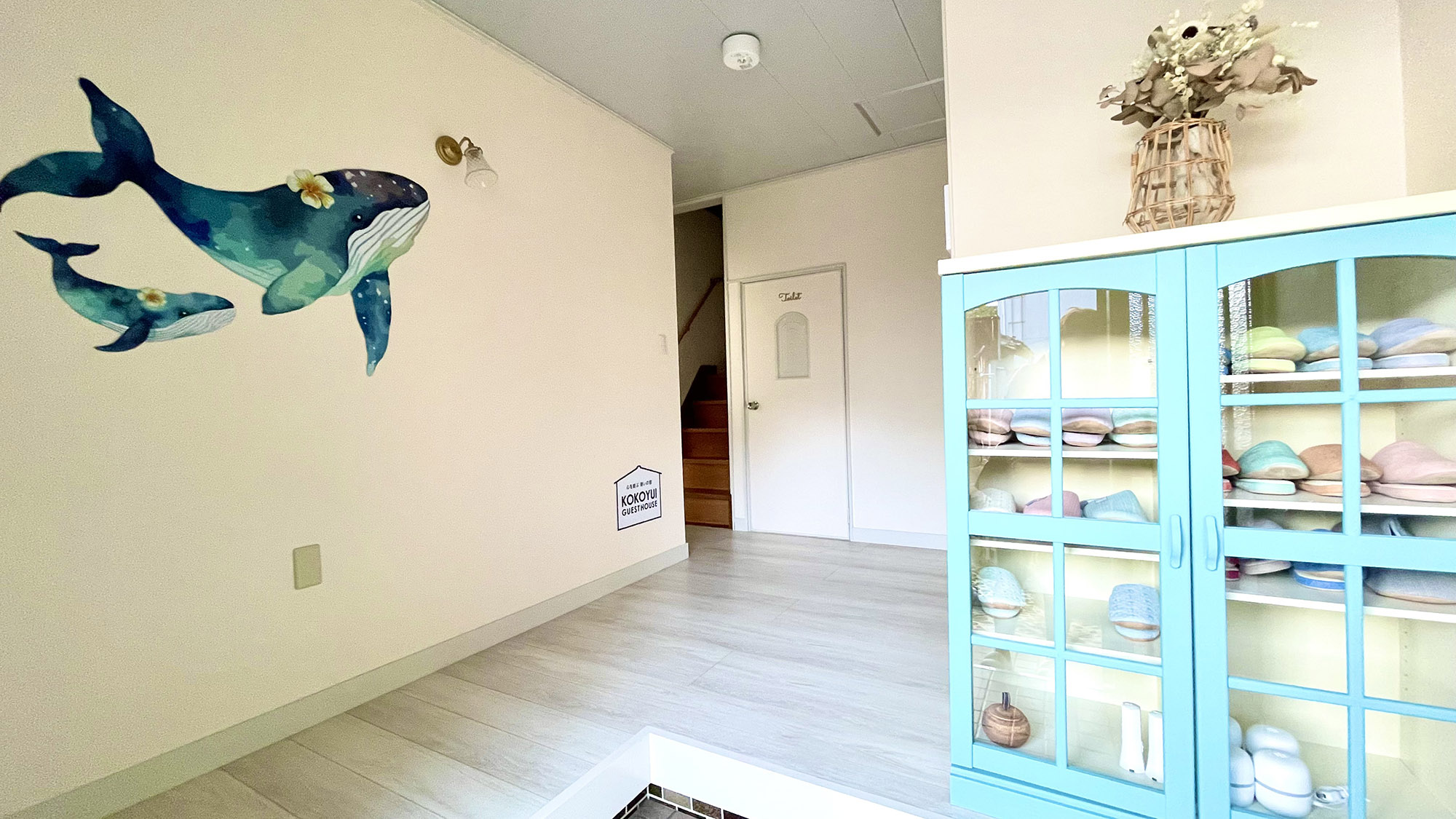 ・【玄関】カラフルなスリッパや壁紙のイラスト、お花など可愛らしい玄関がお出迎え