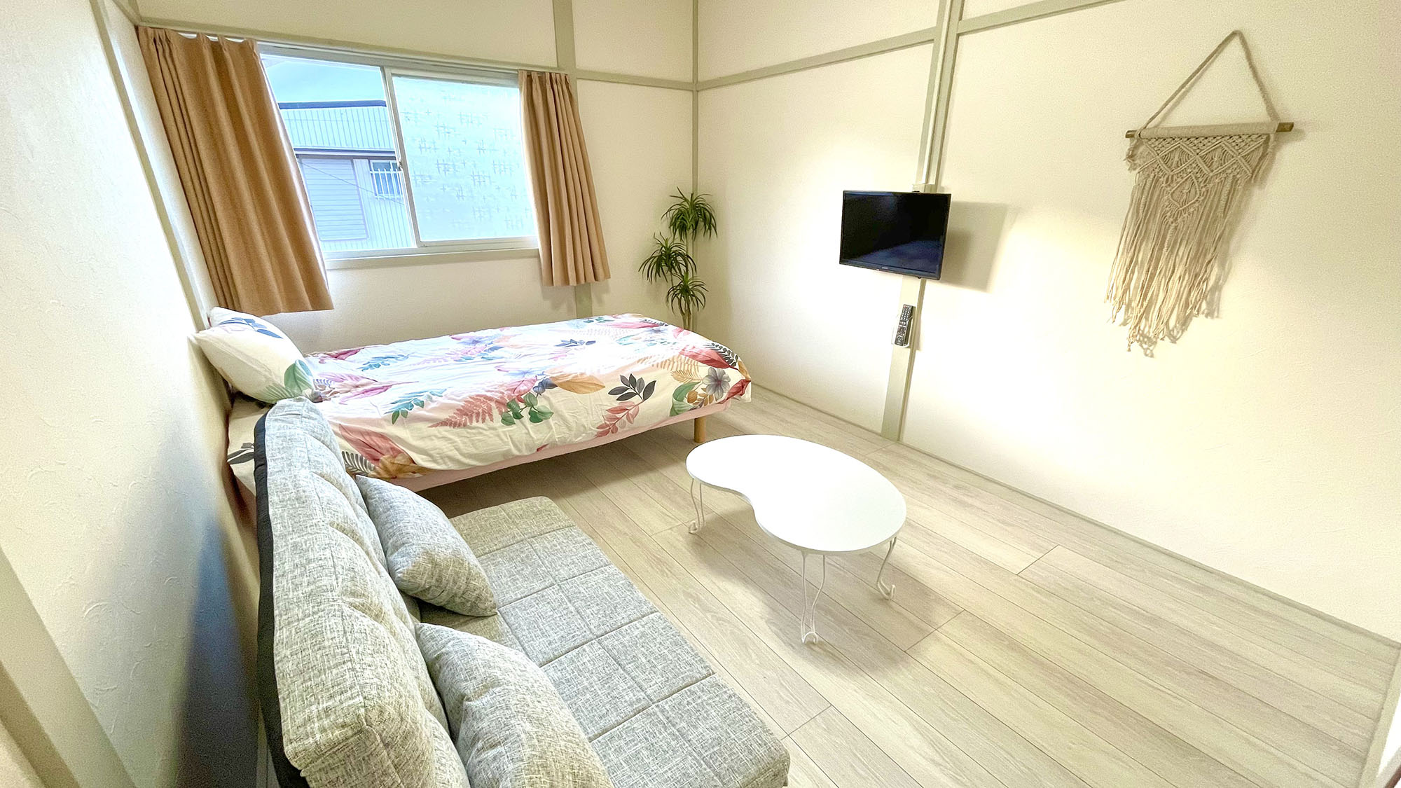 ・【ルーム2】ごろんと寝転びながら歓談やテレビ視聴。ゆっくりお部屋での滞在を