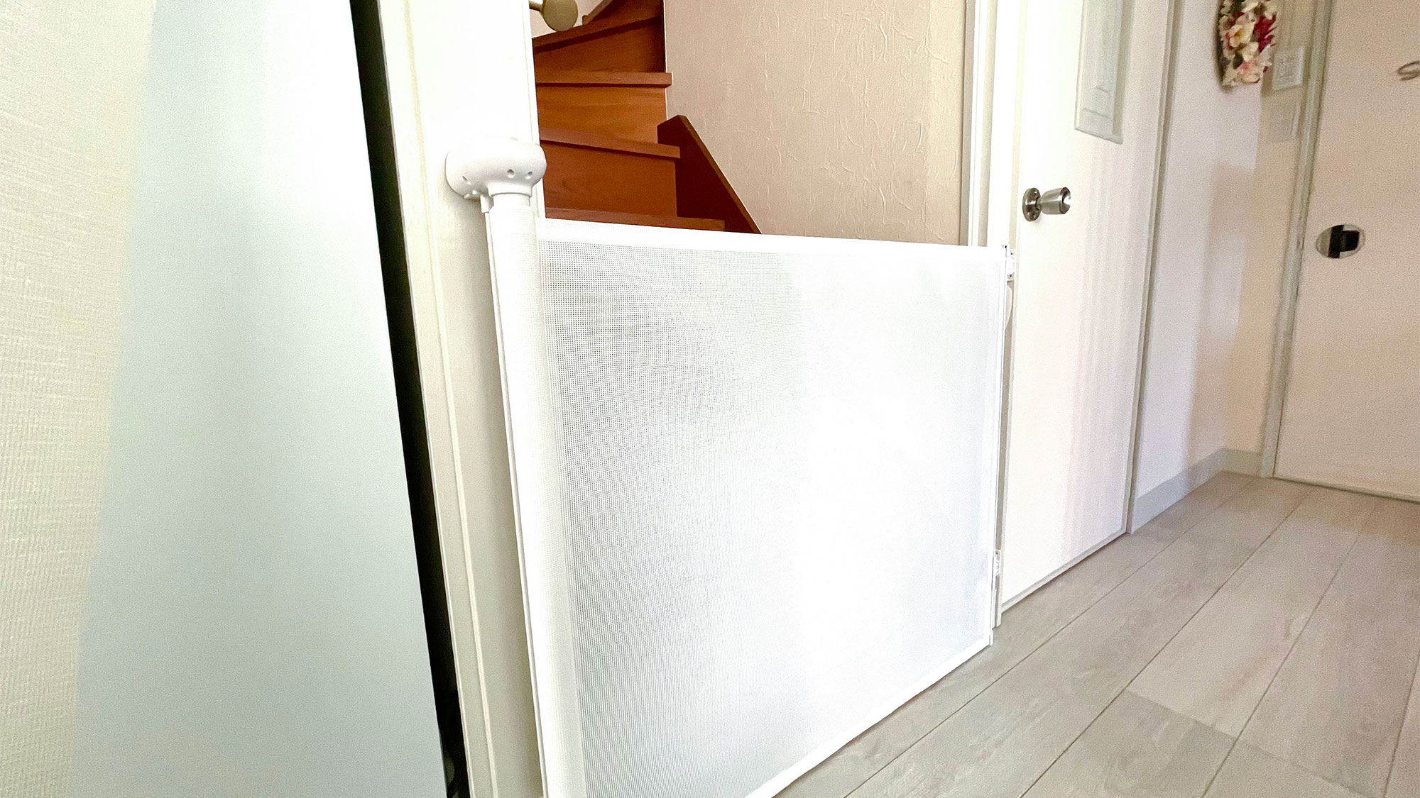 ・【ペットとお泊り】ペットゲートを階段の入口に設置しています
