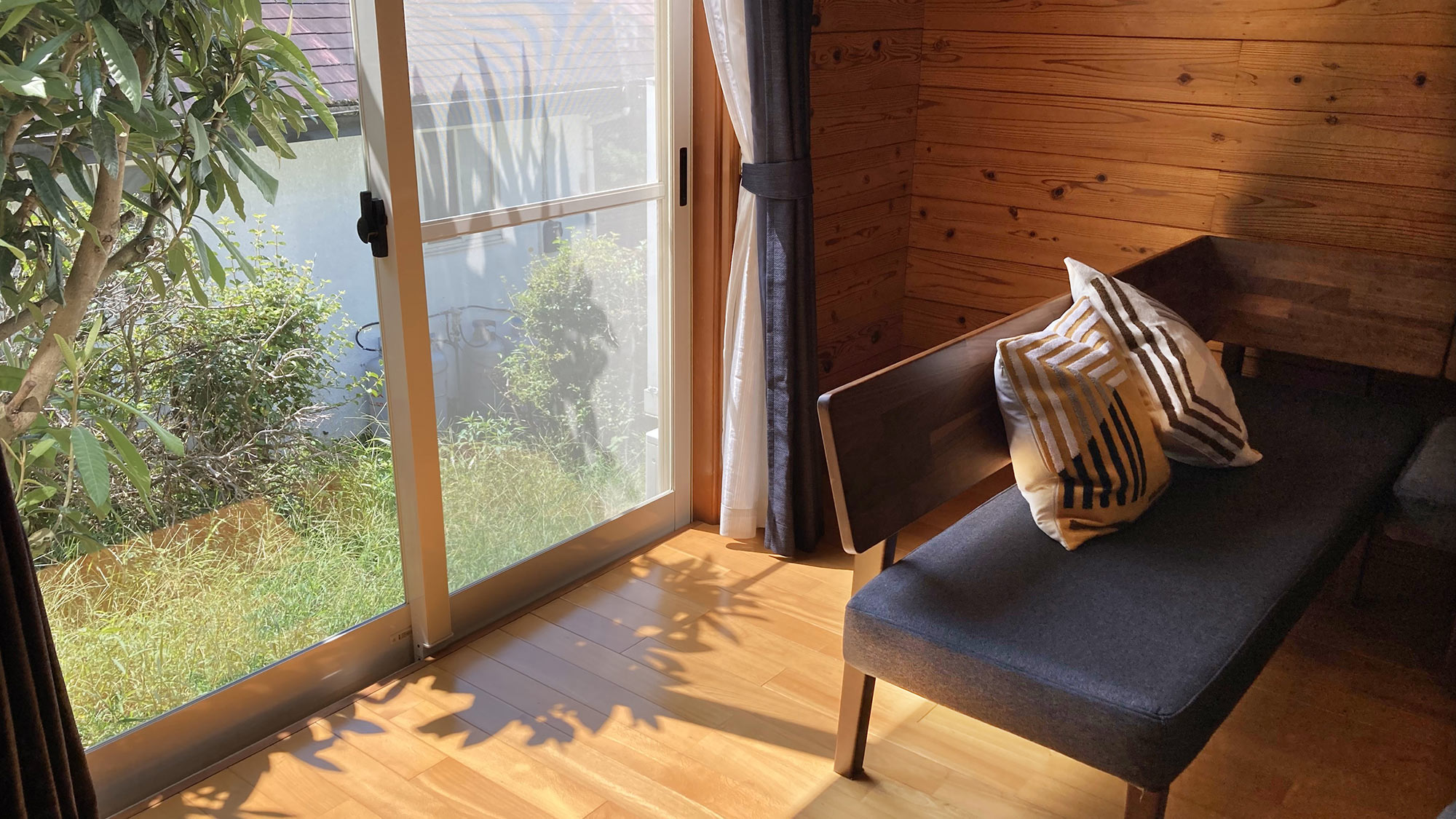 ・【リビング】窓越しにそよそよと吹く風を感じられる大きな窓があるリビング