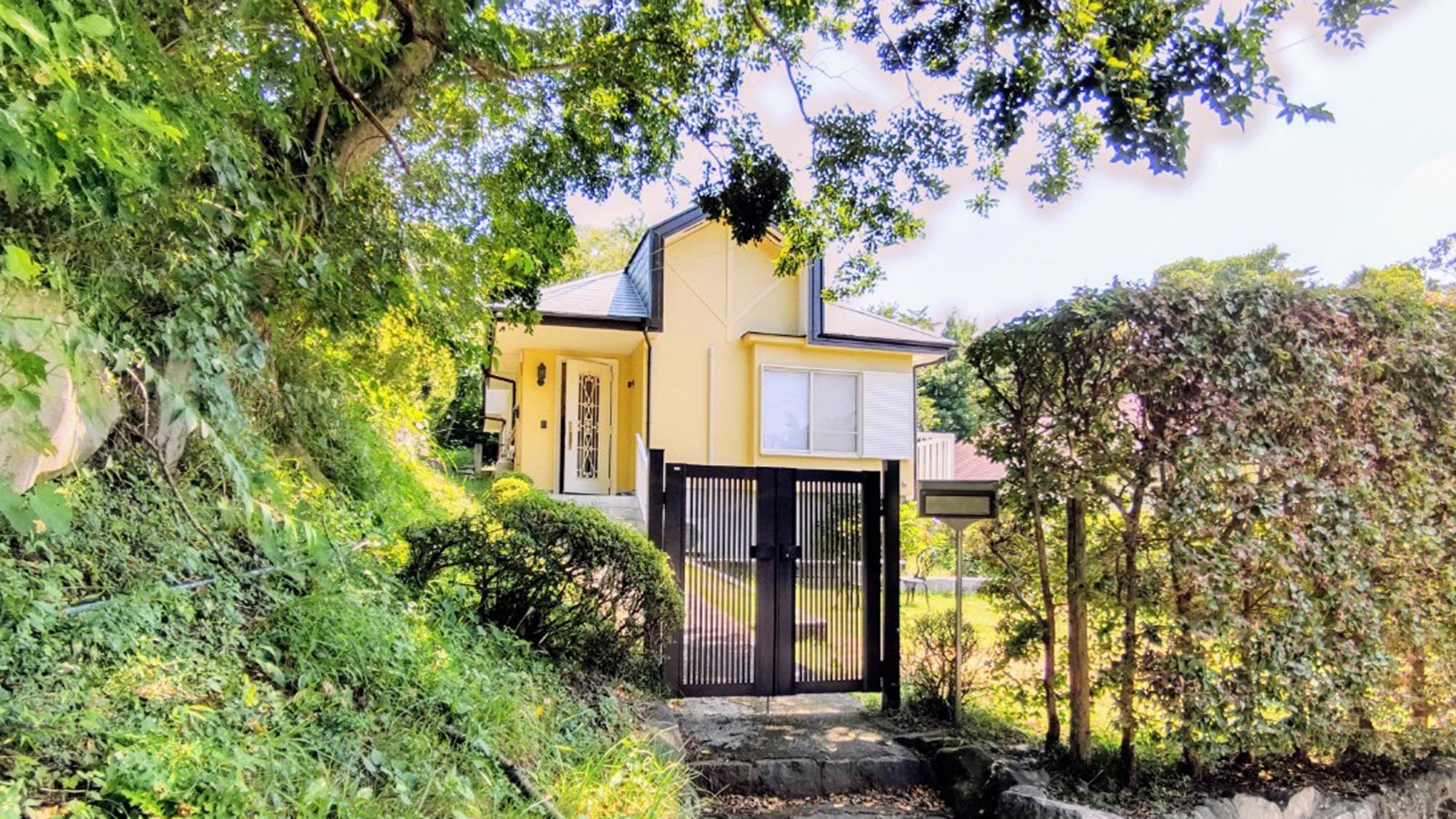 ・【外観】緑の垣根に囲まれたプライベート感がある貸し別荘です