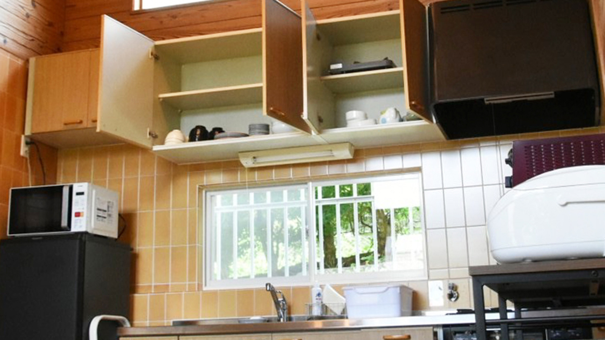 ・【キッチン】お皿やお椀、急須などの食器類や、カセットコンロやホットプレートもございます