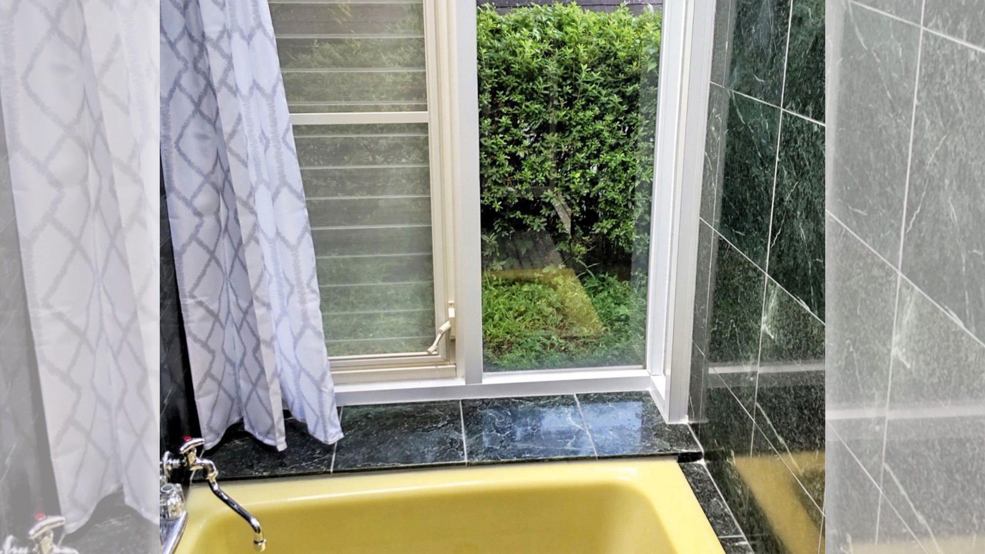 ・【お風呂】明るい陽射しが入るお風呂。カーテンを閉めてご入浴いただけます