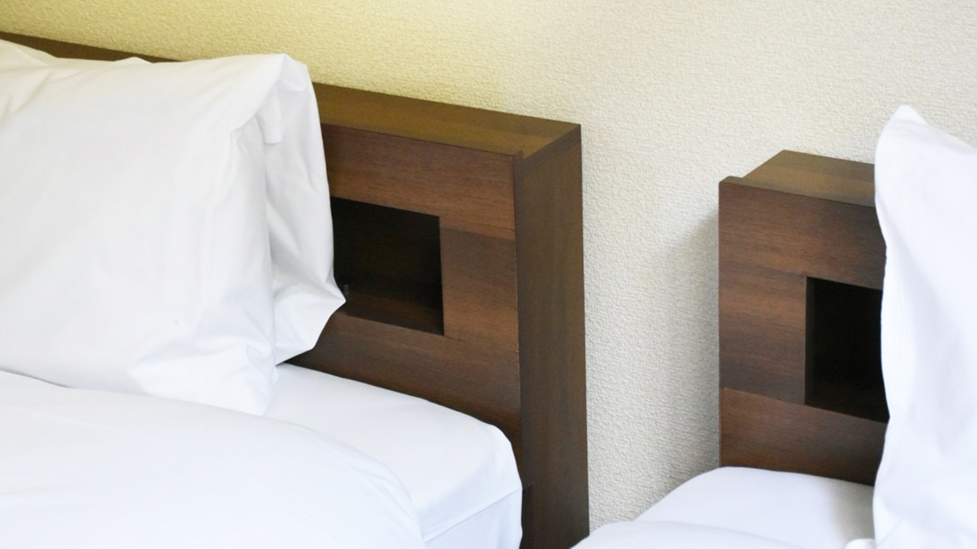 ・【ベッドルーム】ヘッドボードにはスマホや眼鏡などを置くスペースがあります