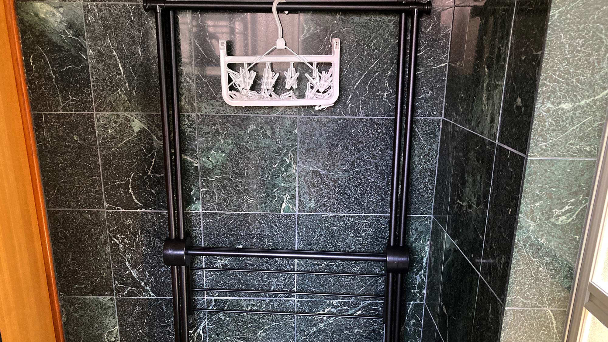 ・【物干し竿】室内に物干しを完備しています。天候に関係なく洗濯物を干せます