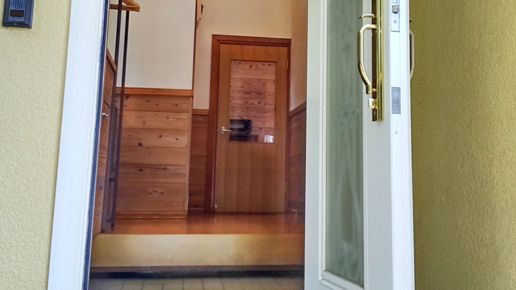 ・【玄関】伊豆伊東観光の拠点に便利な一棟貸し「貸別荘LIMONE」