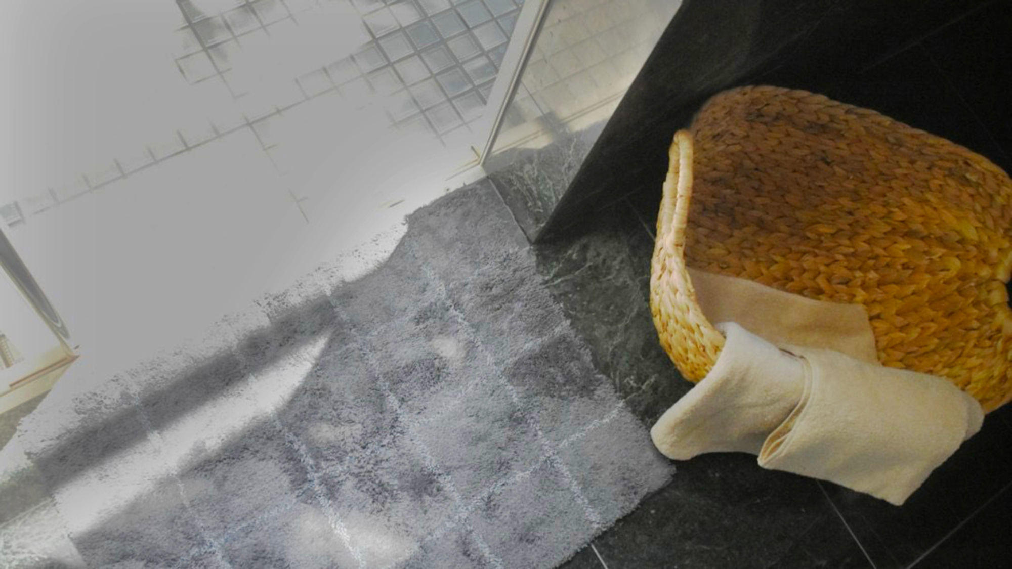 ・【洗面所】高級感のあるタイル張り。温泉が楽しめるお風呂でゆったりとお寛ぎください