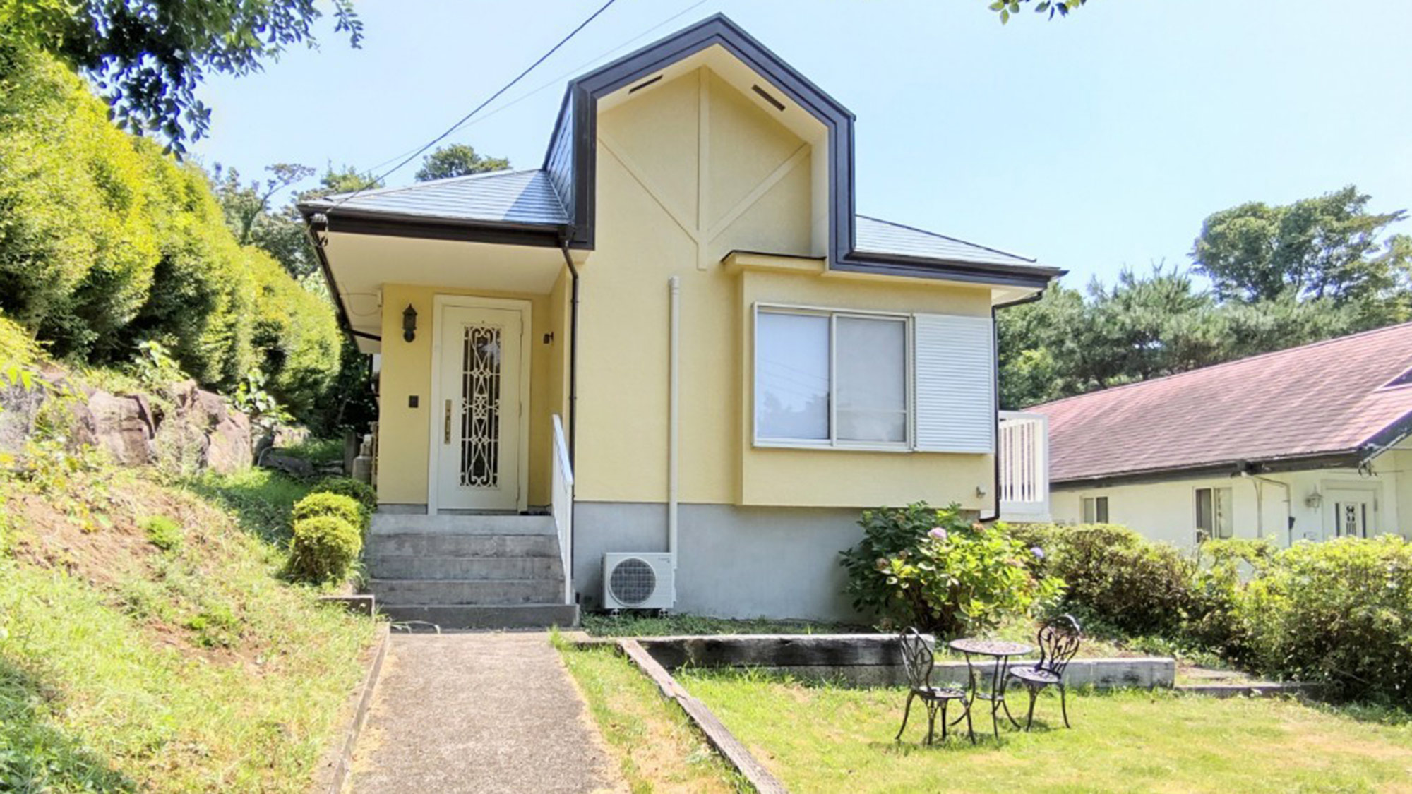 ・【外装】黄色い外壁に白いドアが特徴です。71平米の広々とした空間でお過ごしください