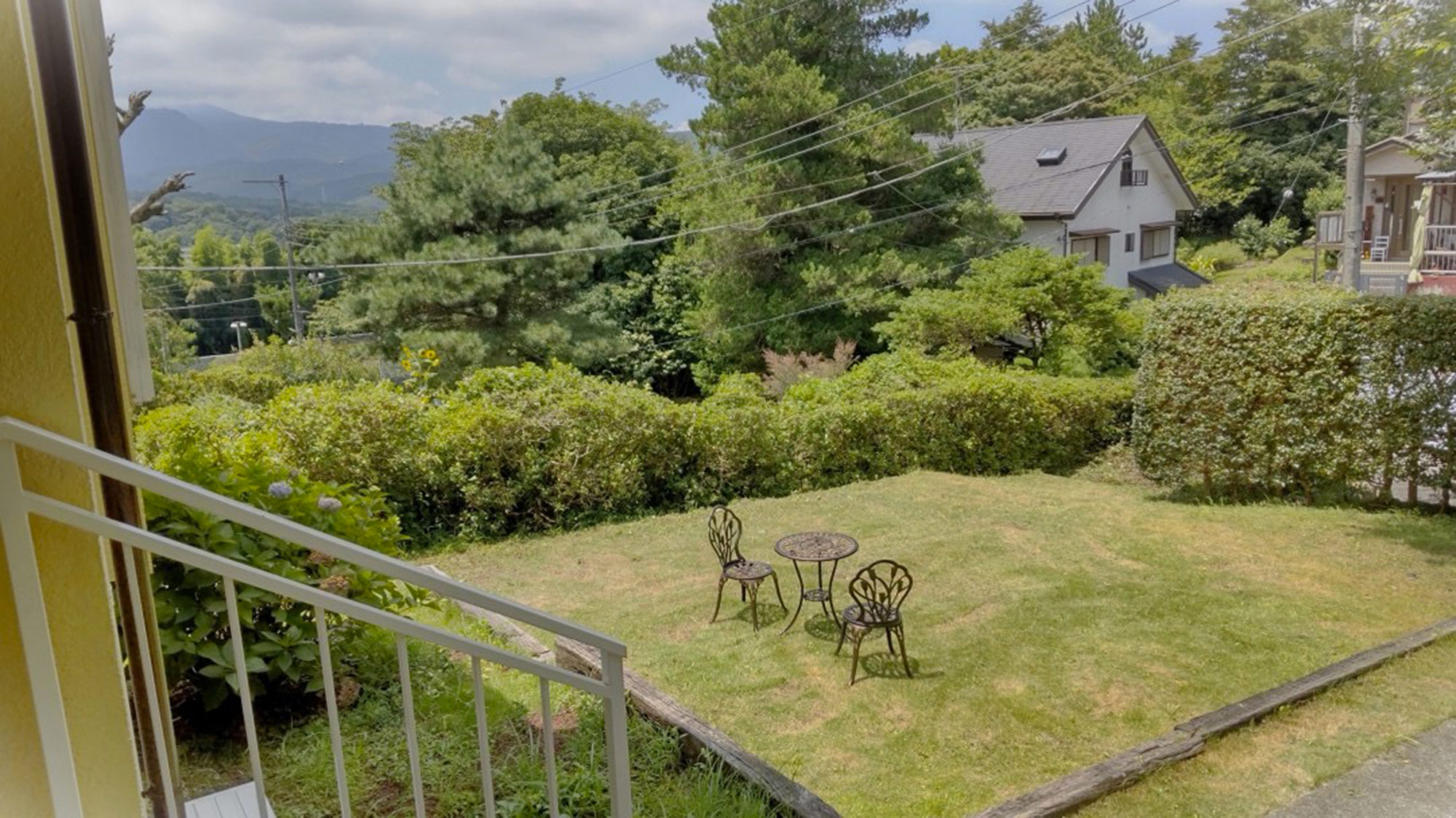 ・【お庭】晴れの日はお庭でティータイム。のどかな風景の中、ゆっくりと流れる非日常をご満喫ください