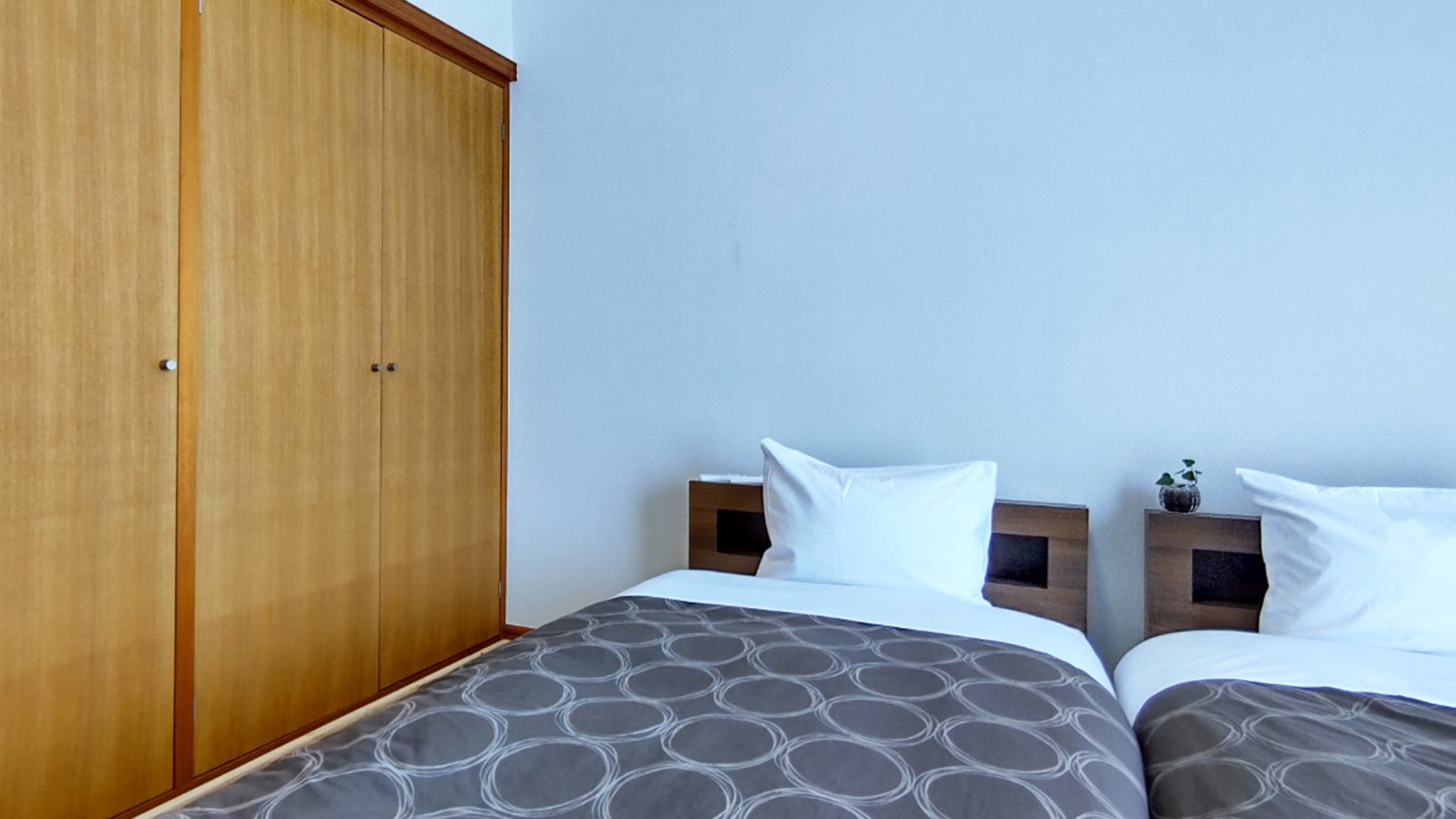 ・【ベッドルーム】白を基調としたシンプルで落ち着くお部屋です