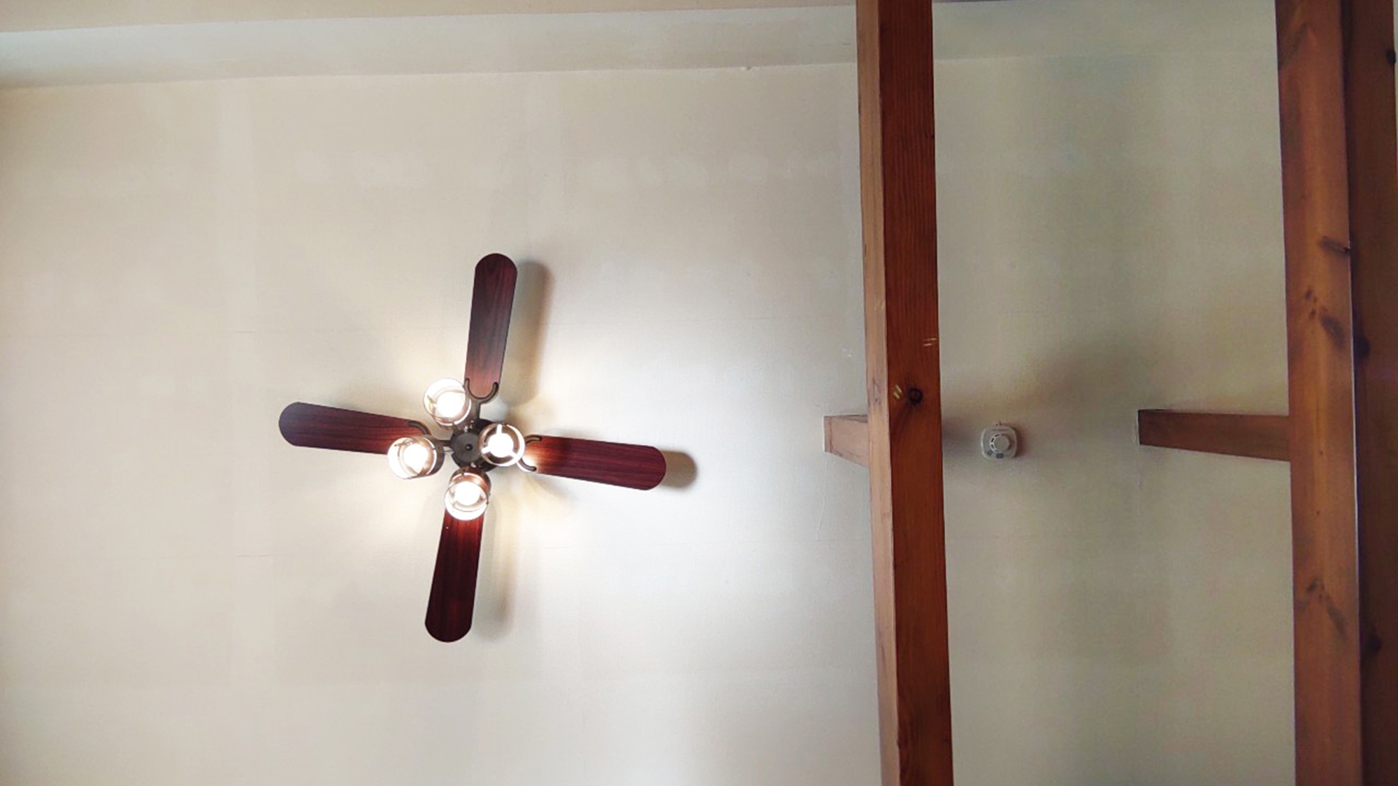 ・【リビング】天井が高く開放感があるリビング。シーリングファンライトがお部屋を優しく照らします