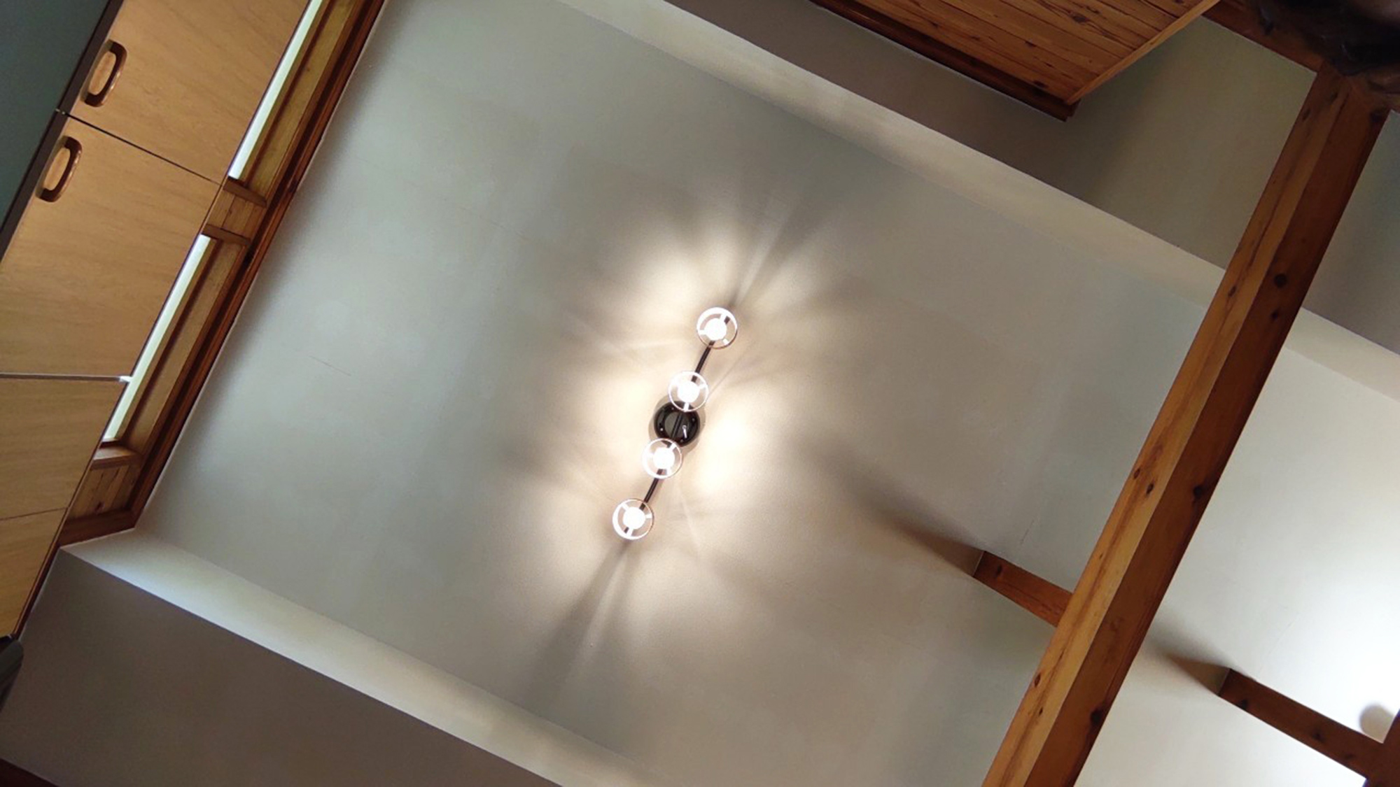 ・【キッチン】高い位置に窓が設置された吹き抜けのキッチン